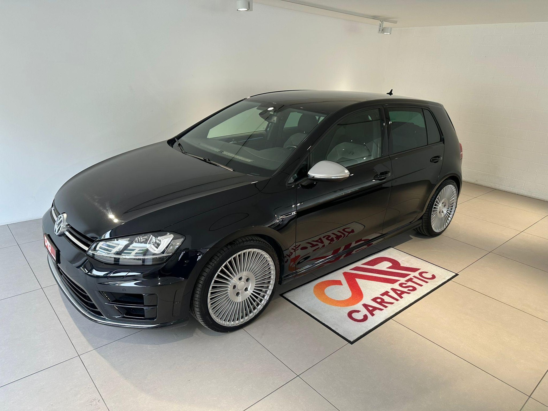 VW Golf VII 2.0 TSI R DSG 4motion-image-0