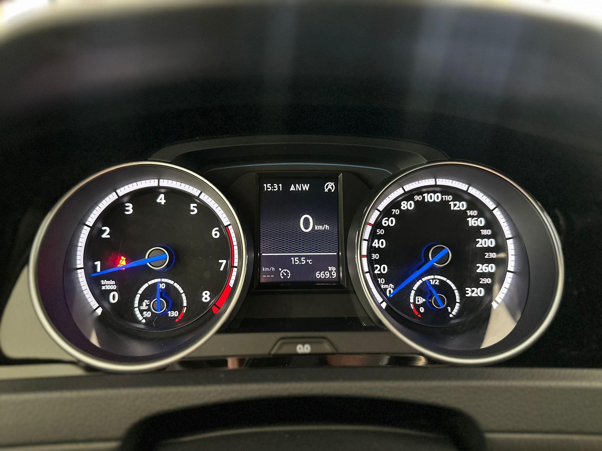 VW Golf VII 2.0 TSI R DSG 4motion-image-11