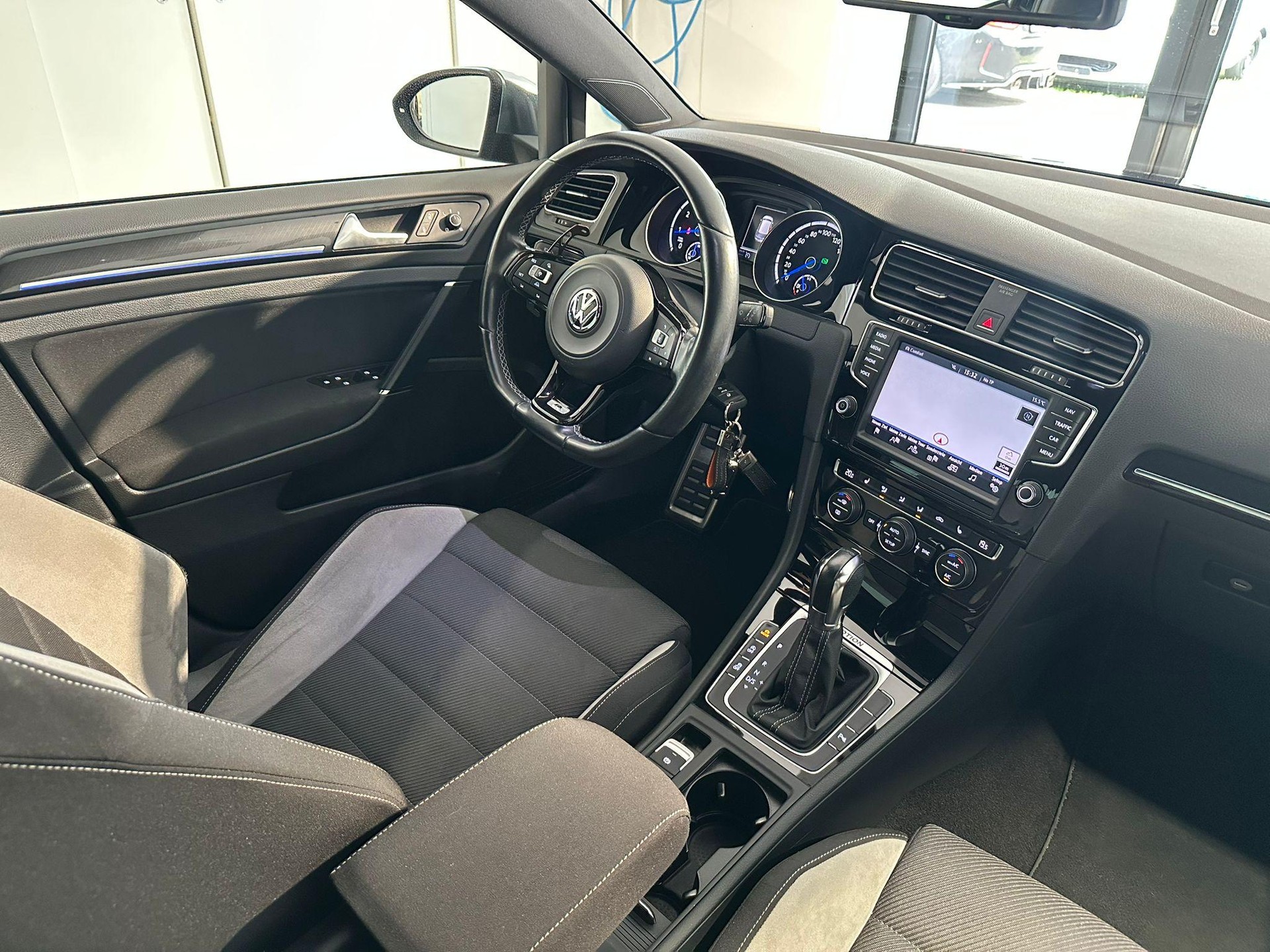 VW Golf VII 2.0 TSI R DSG 4motion-image-9