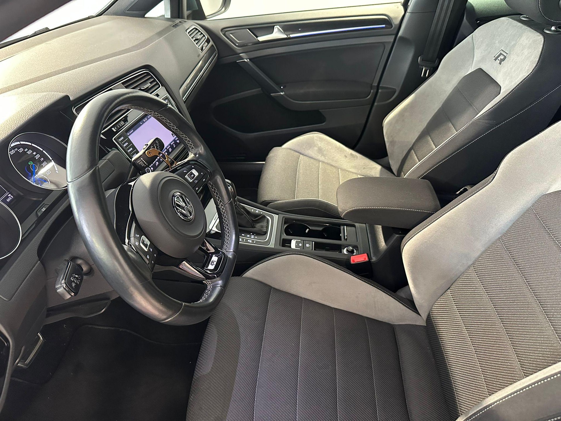 VW Golf VII 2.0 TSI R DSG 4motion-image-10