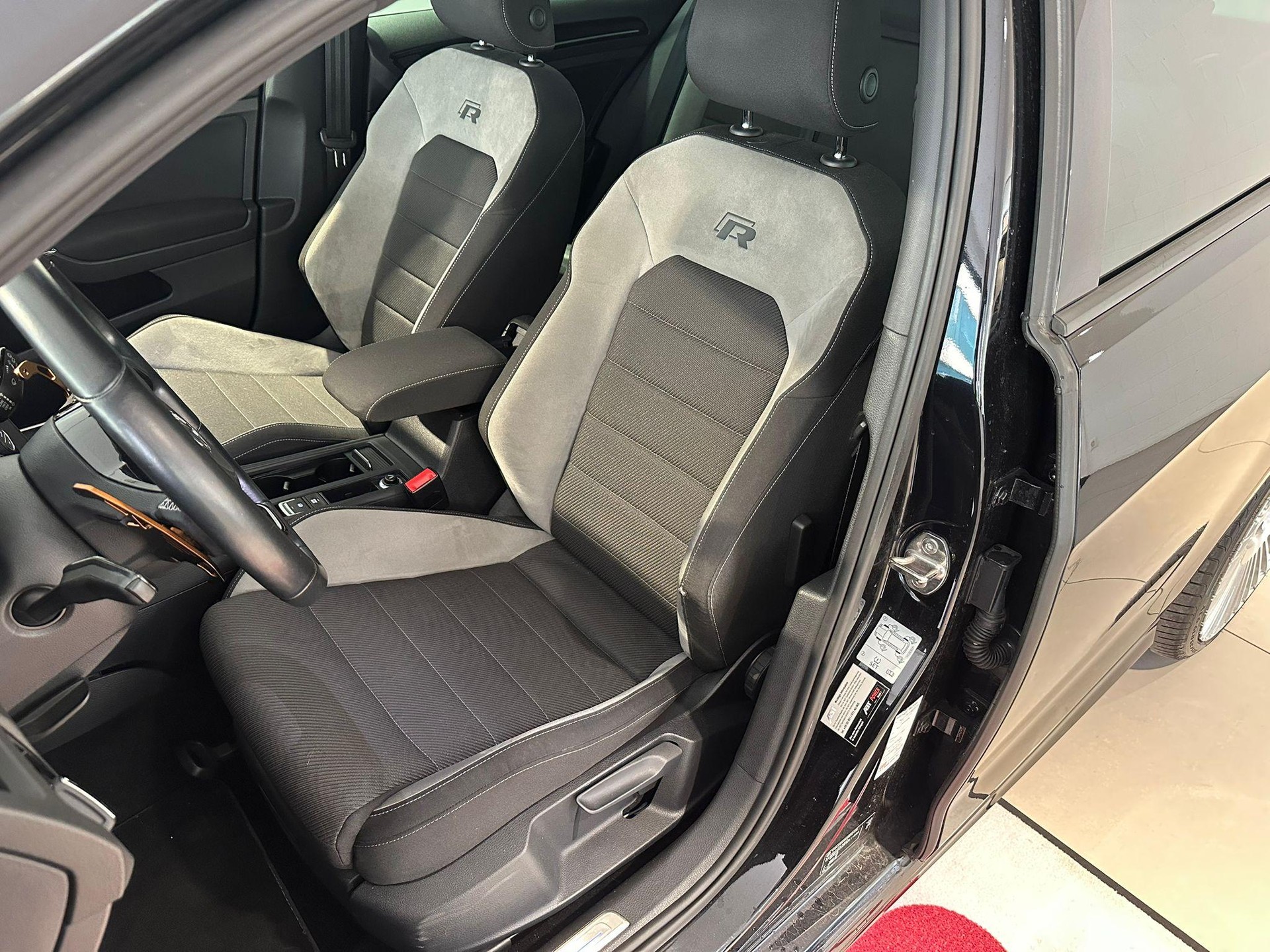 VW Golf VII 2.0 TSI R DSG 4motion-image-6