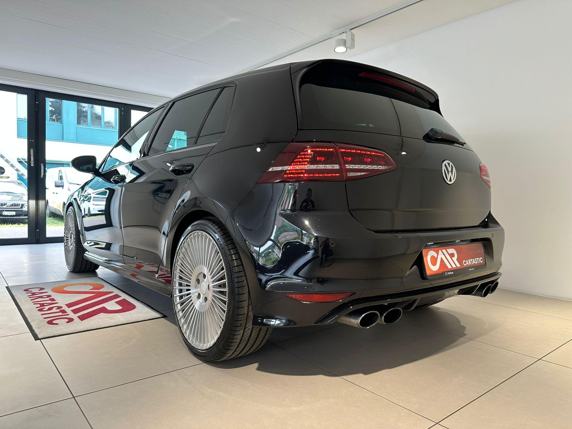 VW Golf VII 2.0 TSI R DSG 4motion-image-3