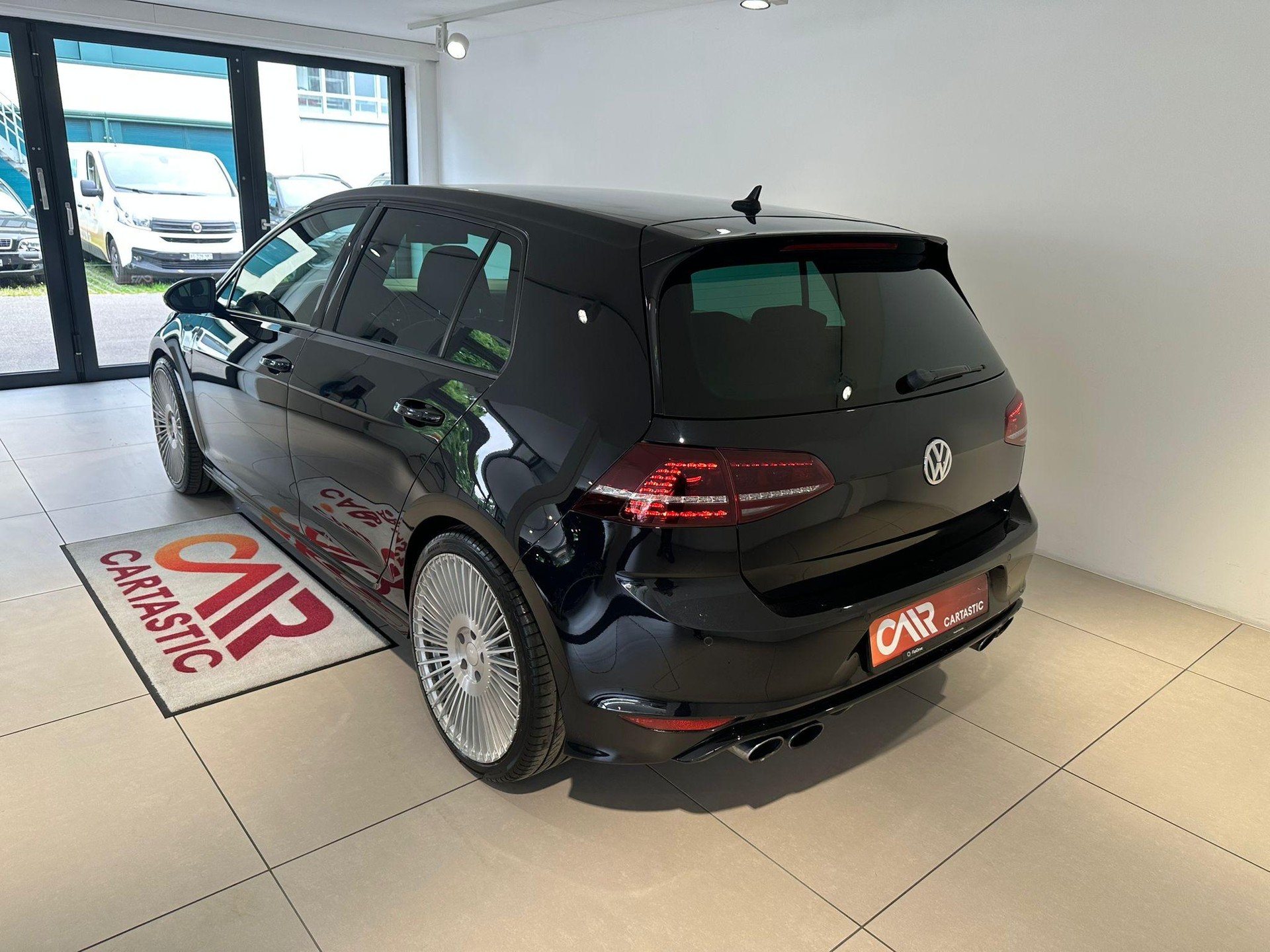 VW Golf VII 2.0 TSI R DSG 4motion-image-2