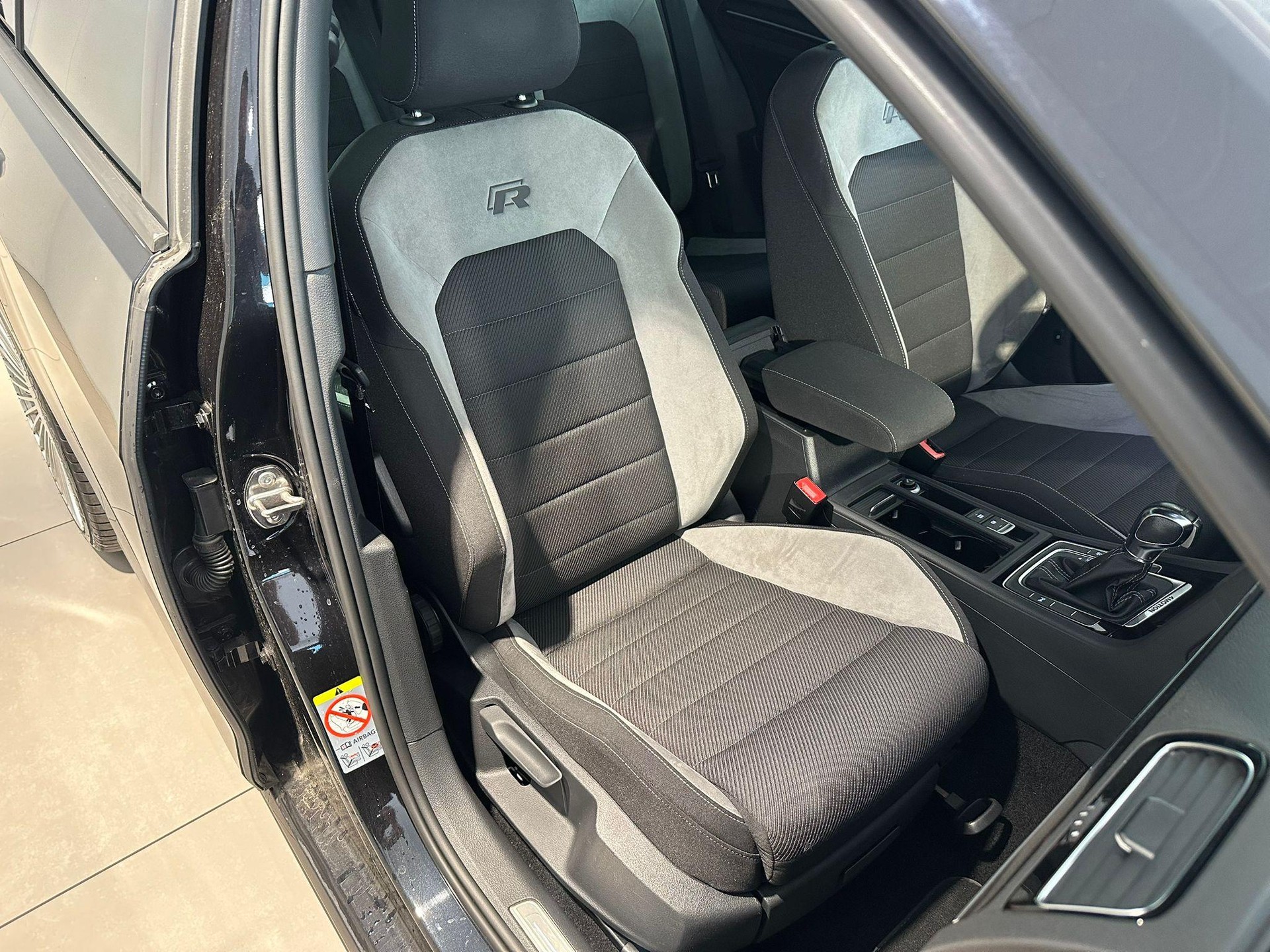 VW Golf VII 2.0 TSI R DSG 4motion-image-7