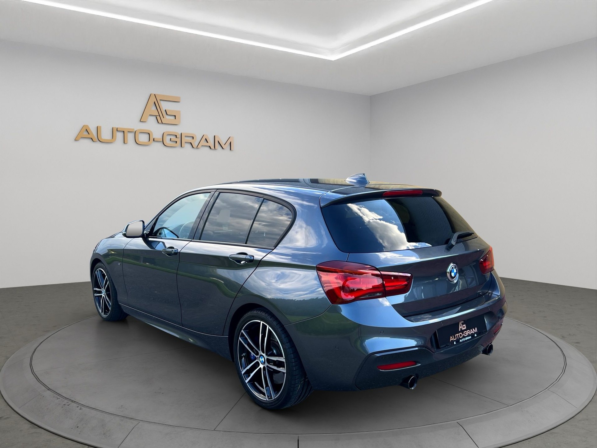 BMW M140i xDrive Steptronic-showroom-element-2