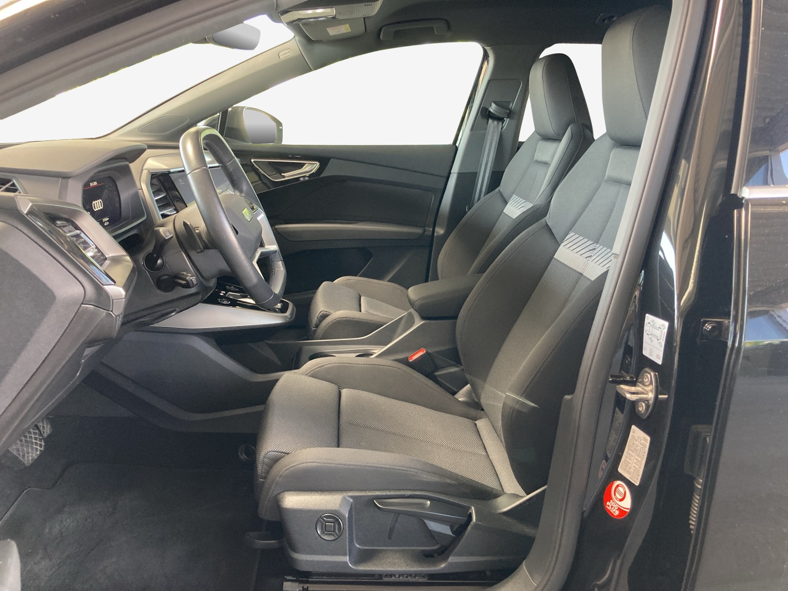 AUDI Q4 e-tron 45 quattro-image-8