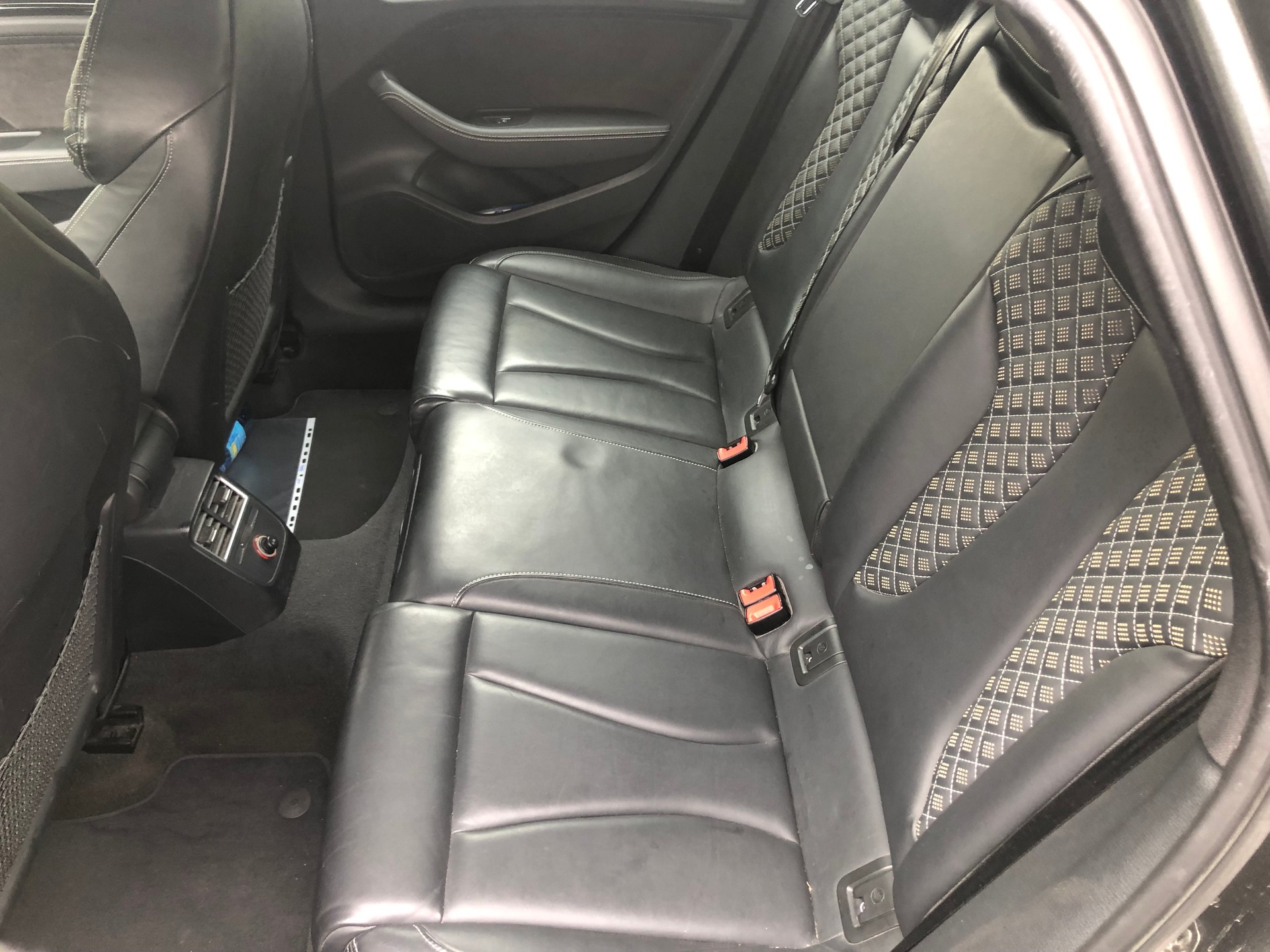 AUDI 2.5 T FSI quattro S-Tronic-image-4