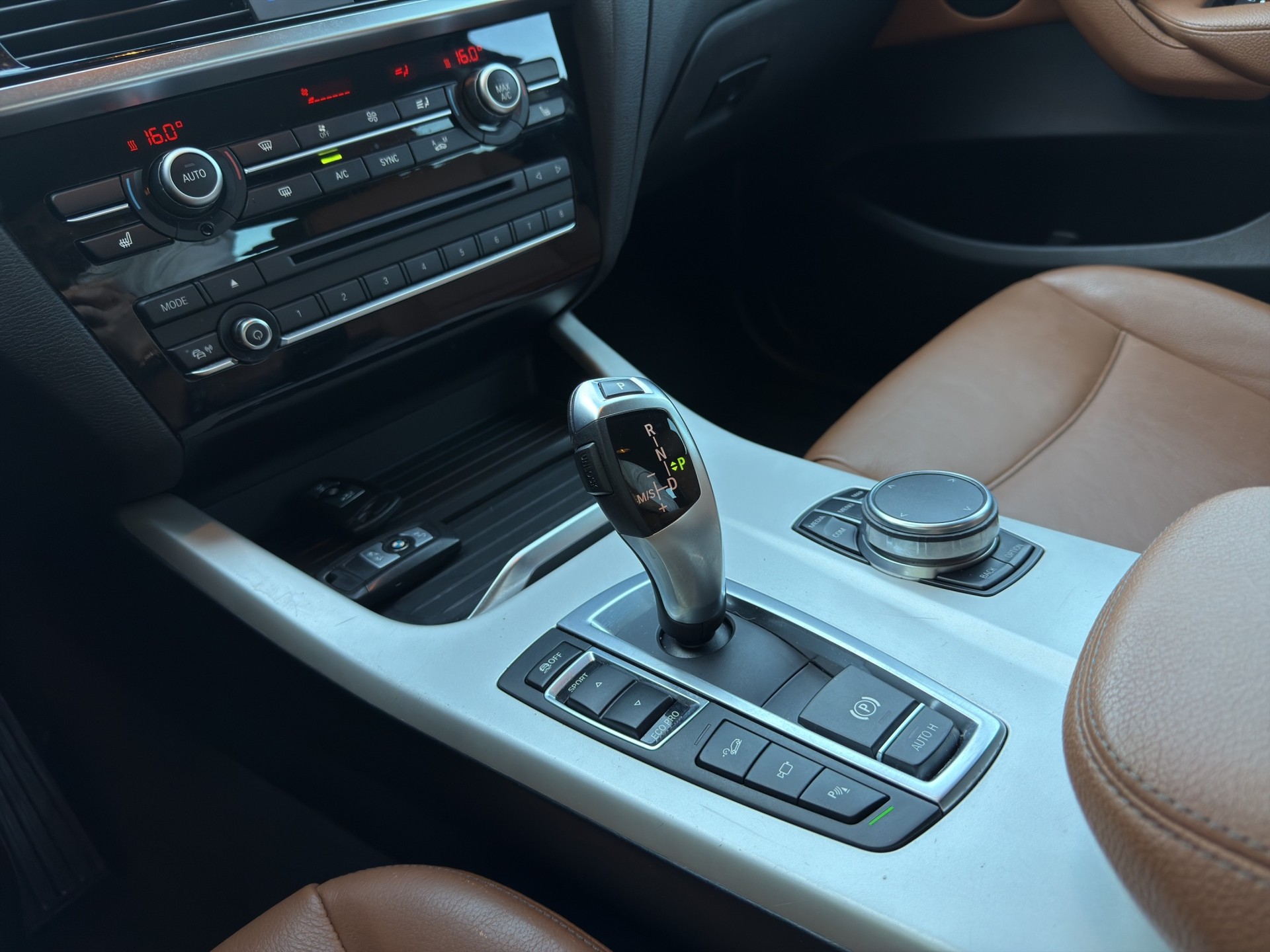 BMW X4 xDrive 20i Steptronic-image-16