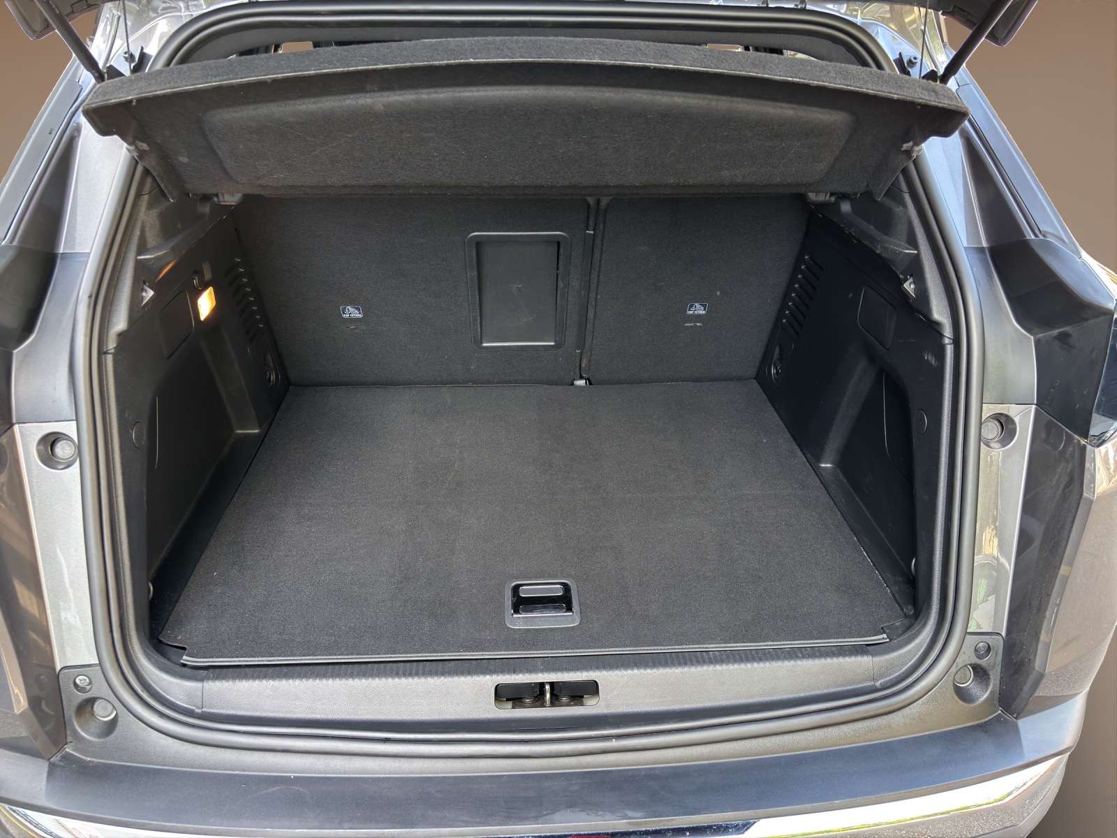 PEUGEOT 3008 180e Hybrid2 Allure Pack EAT8-image-11