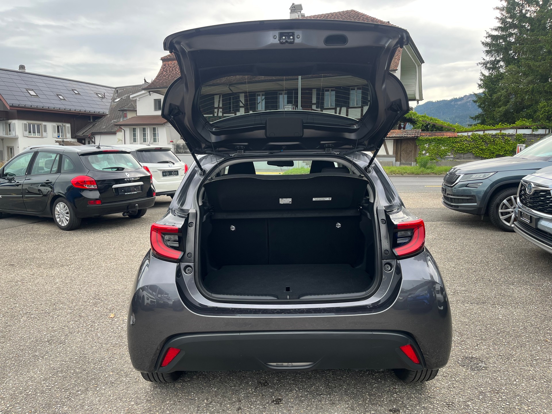 TOYOTA Yaris 1.5 Trend e-CVT-image-10