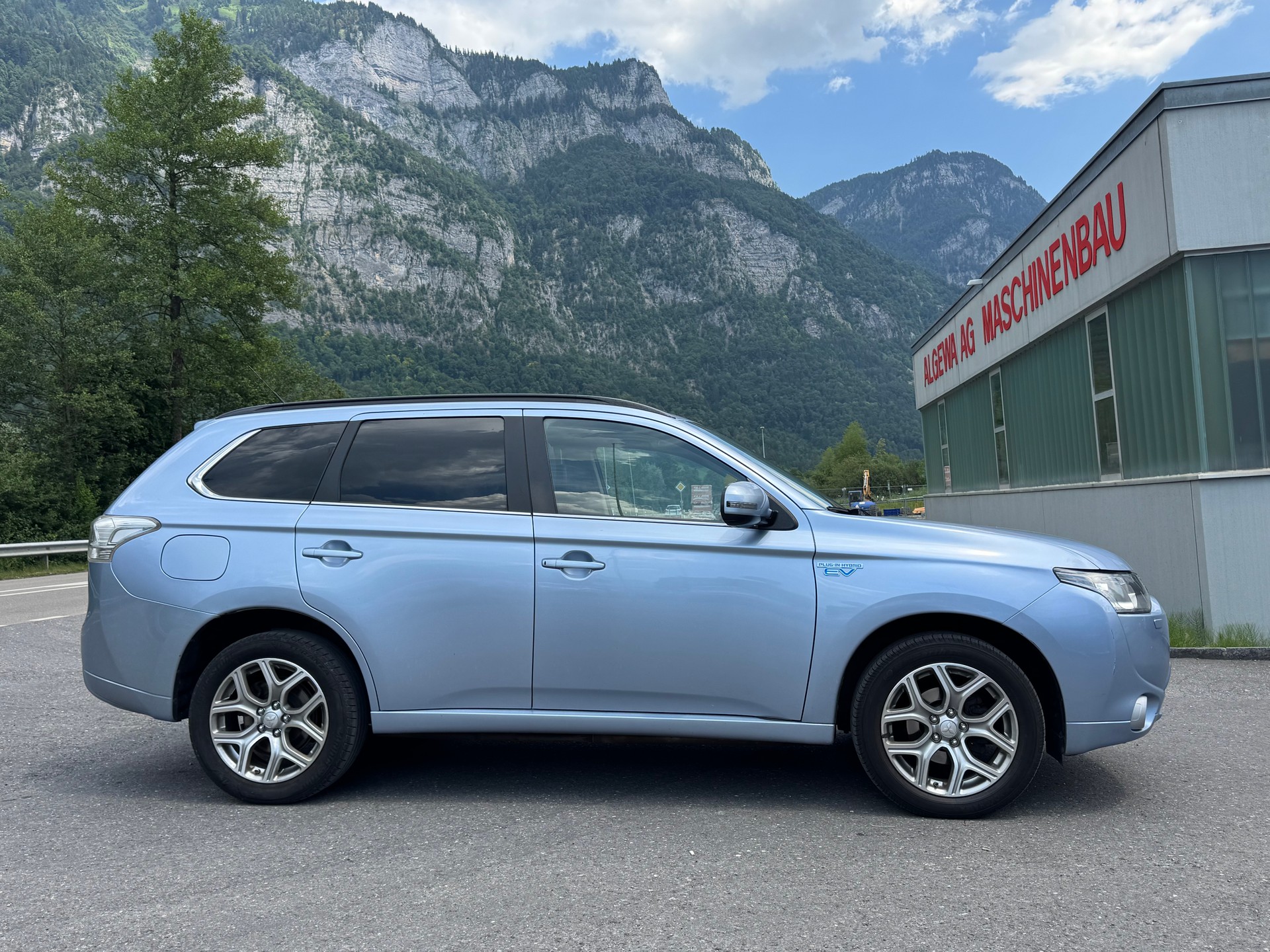 MITSUBISHI Outlander 2.0 PHEV Navigator eAssist-image-1