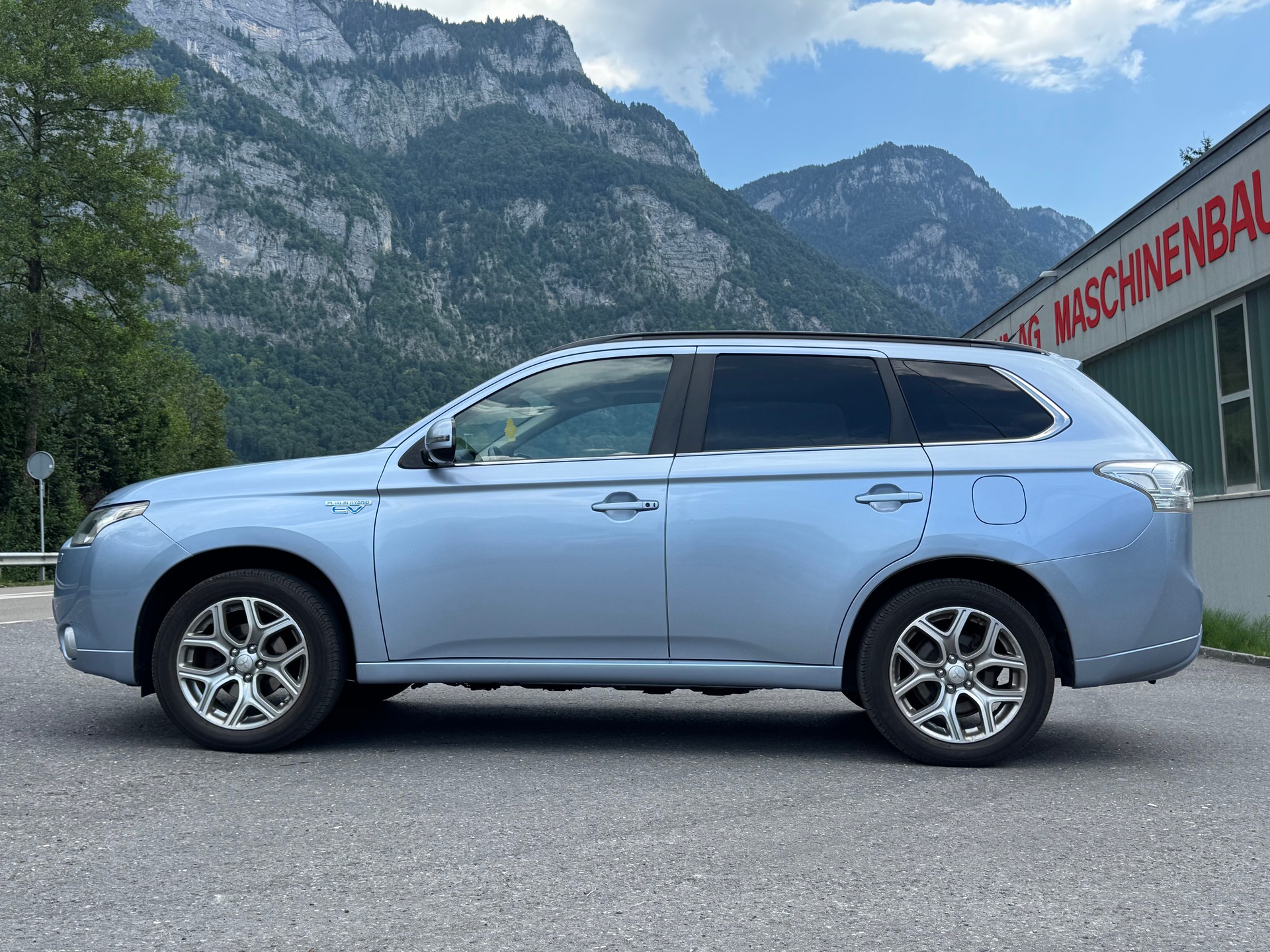 MITSUBISHI Outlander 2.0 PHEV Navigator eAssist-image-4