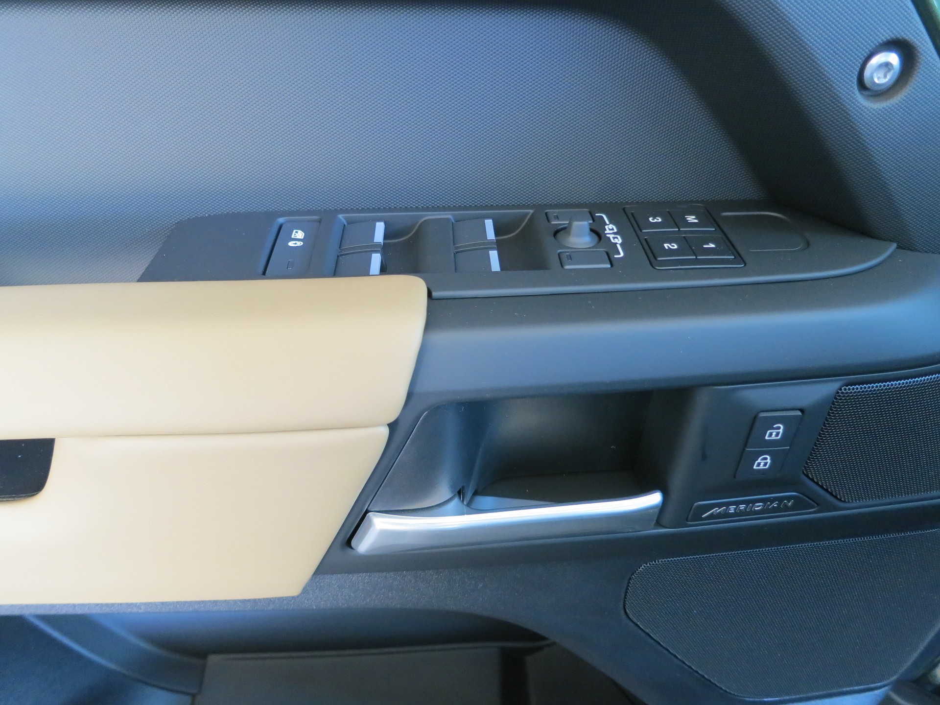 LAND ROVER Defender 110 3.0 D I6 350 X-Dynamic HSE AWD AT8-image-12
