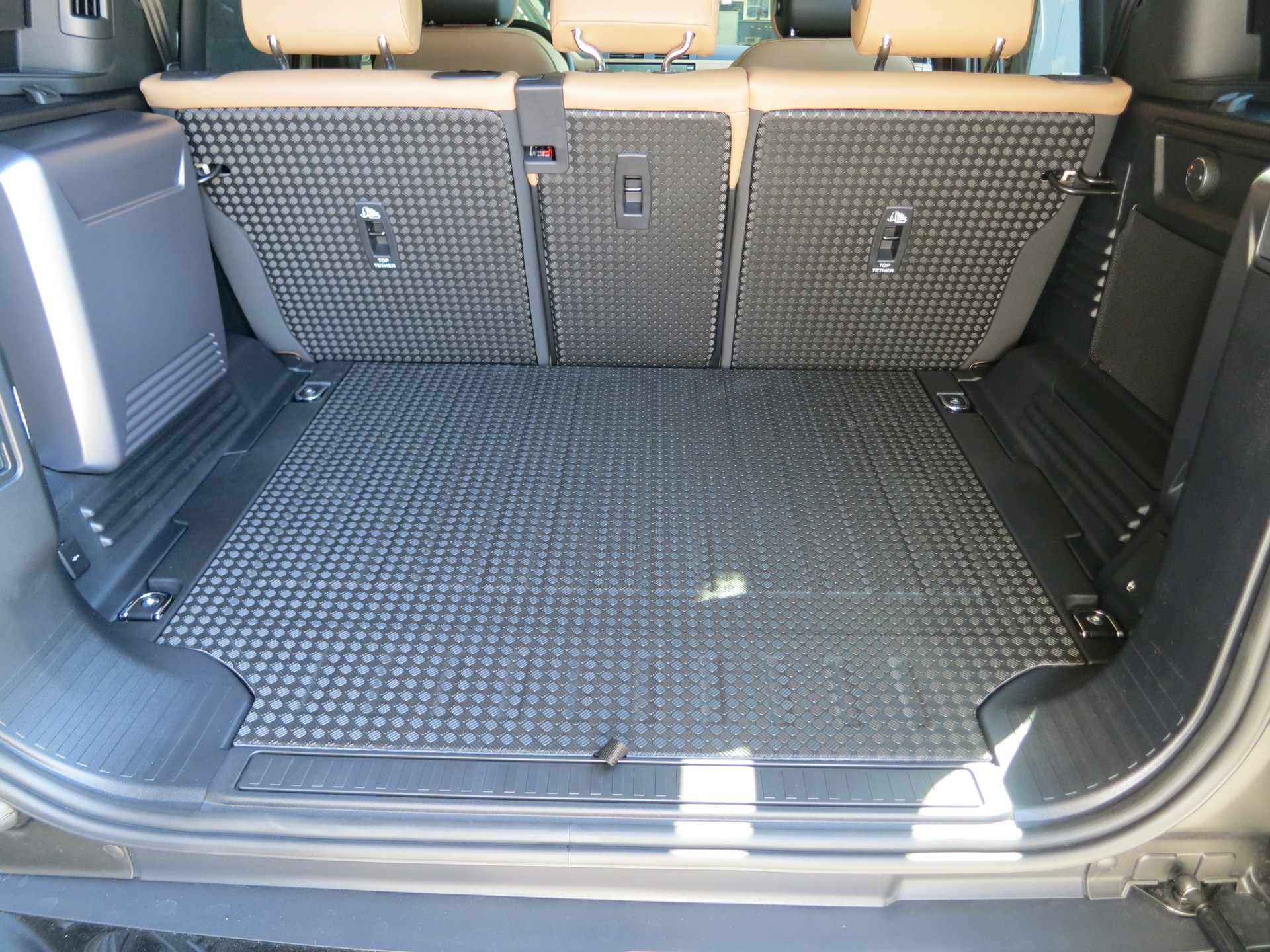 LAND ROVER Defender 110 3.0 D I6 350 X-Dynamic HSE AWD AT8-image-15