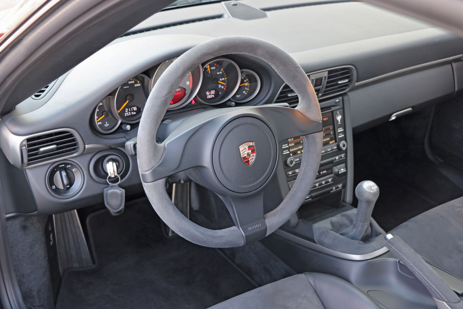 PORSCHE 911 GT3-image-15