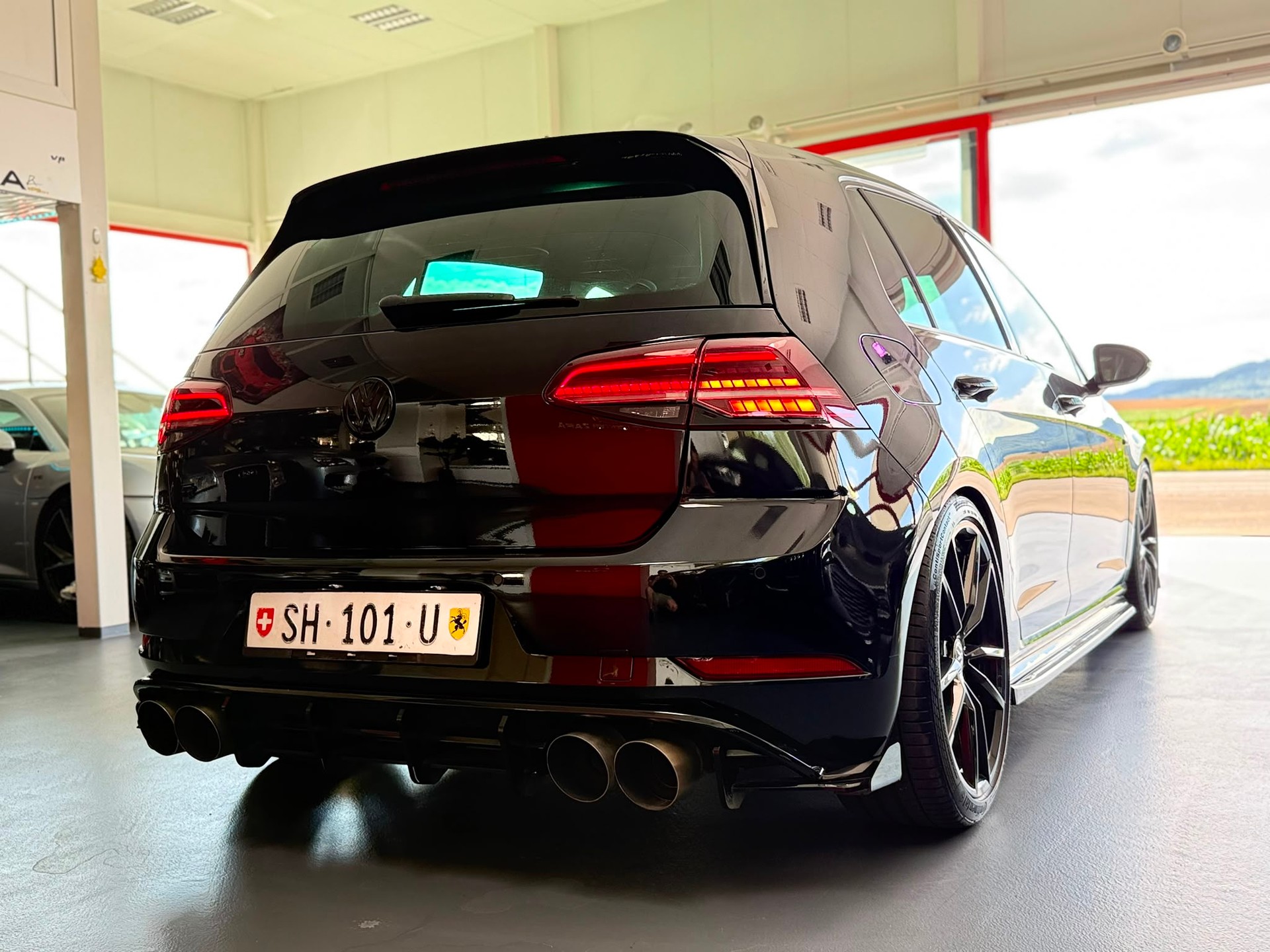 VW Golf 2.0 TSI R 4Motion DSG-image-14