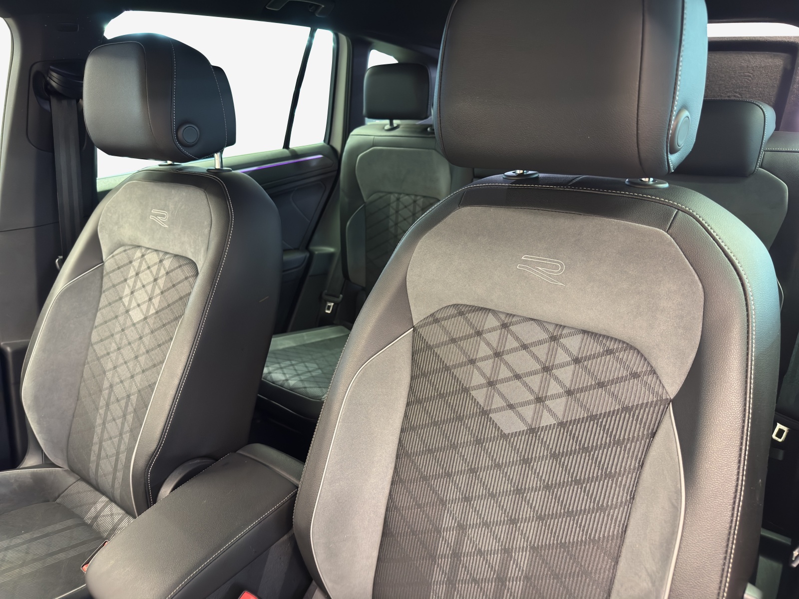 VW Tiguan 2.0 TDI SCR R-Line 4Motion DSG-image-14