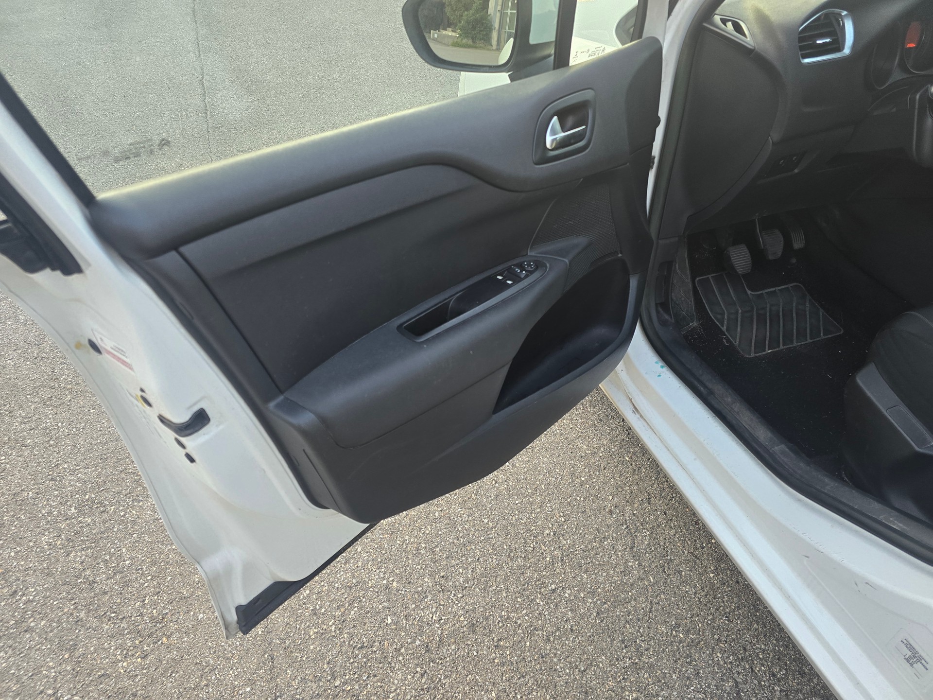 CITROEN C4 Berline 1.4 VTi Attraction-image-9