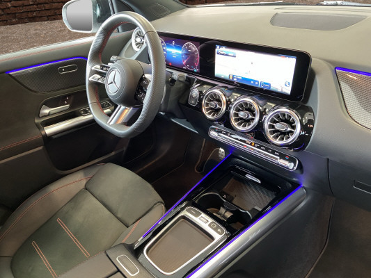 MERCEDES-BENZ GLA 200 7G-DCT-image-13