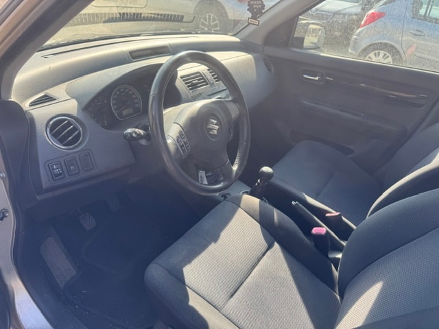 SUZUKI Swift 1.3i 16V GL Top 4x4-image-9