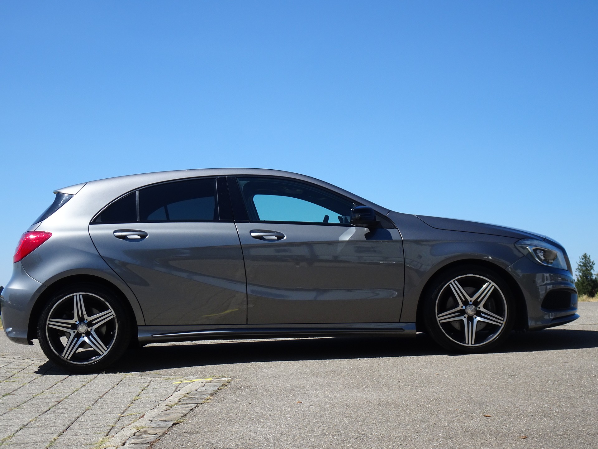 MERCEDES-BENZ A 250 AMG Line 4Matic 7G-DCT-image-4