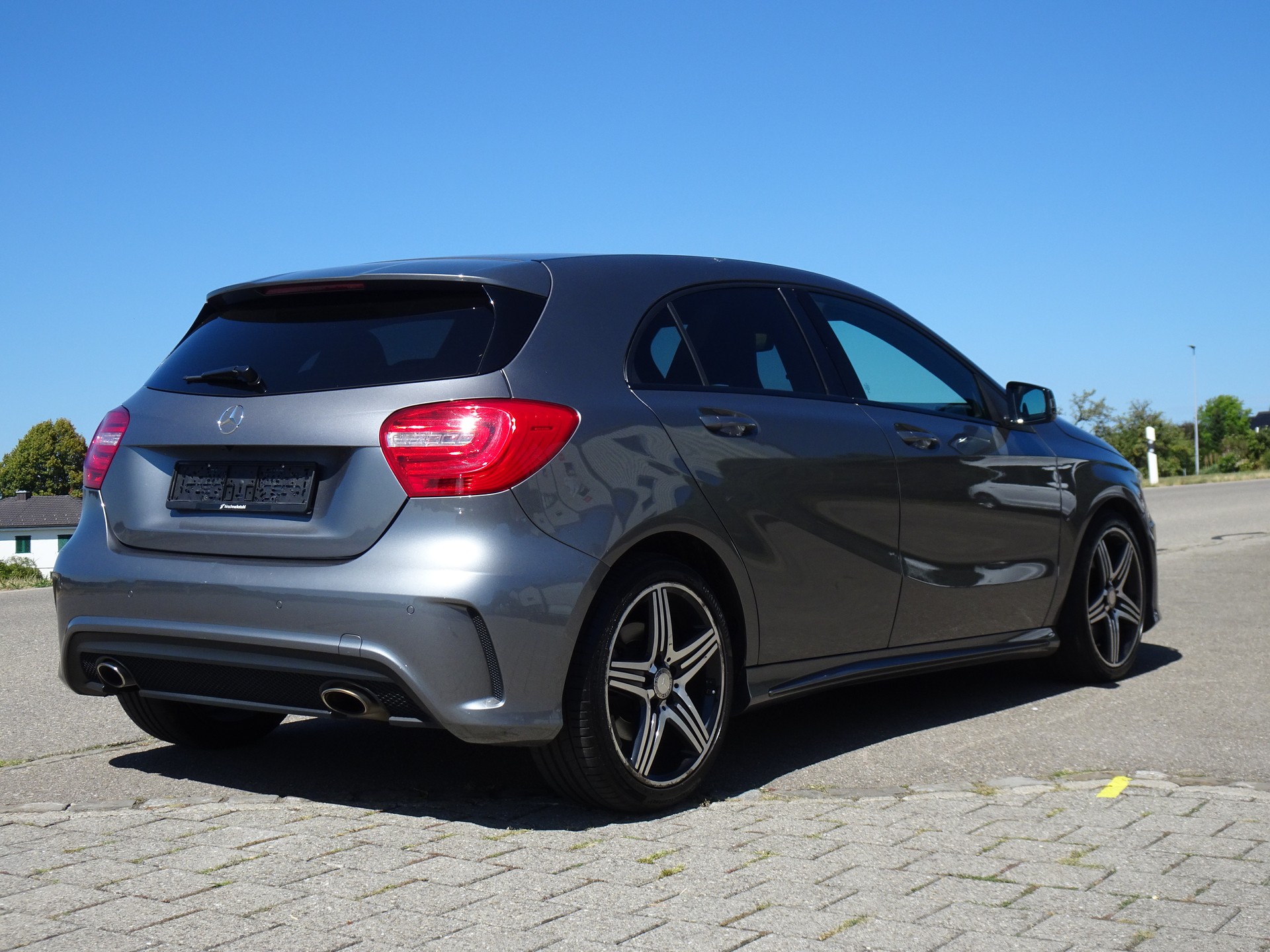 MERCEDES-BENZ A 250 AMG Line 4Matic 7G-DCT-image-3