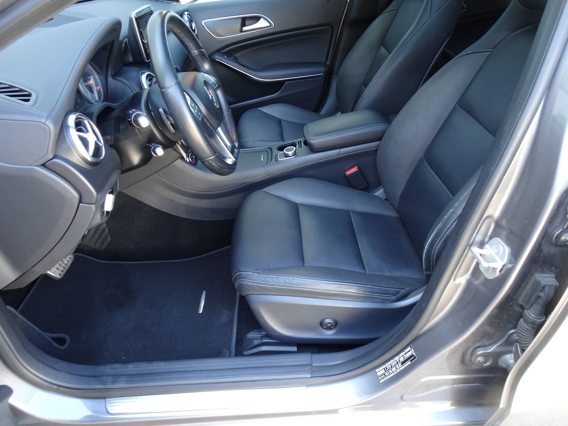 MERCEDES-BENZ A 250 AMG Line 4Matic 7G-DCT-image-8
