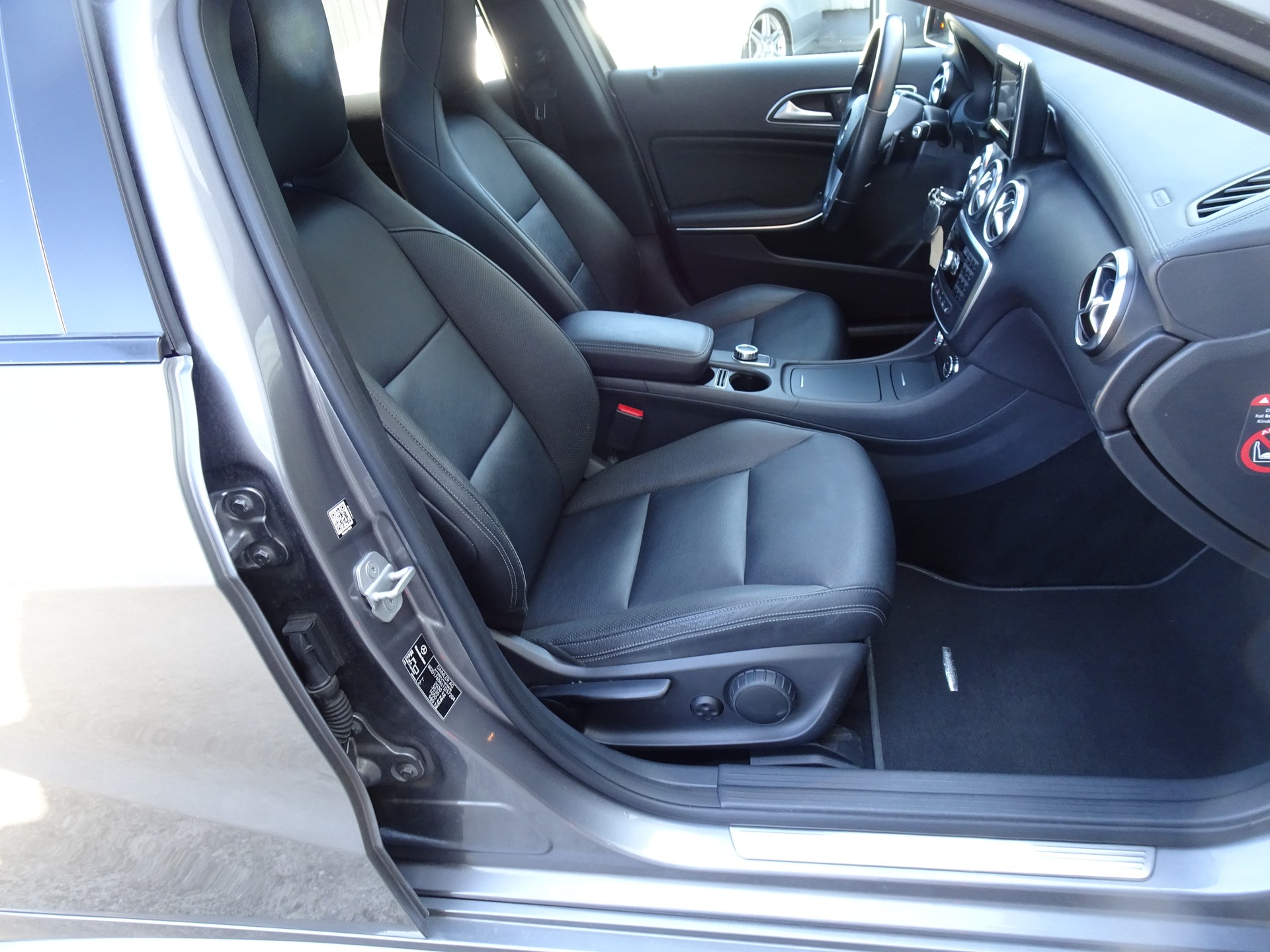 MERCEDES-BENZ A 250 AMG Line 4Matic 7G-DCT-image-10