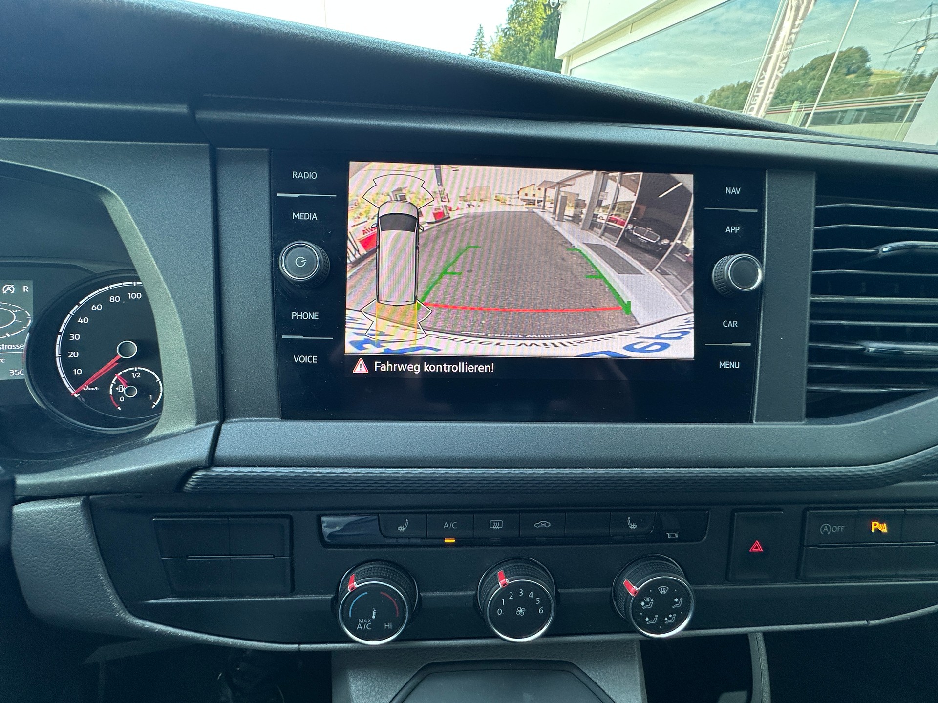 VW T6.1 2.0 TDI DSG-image-18