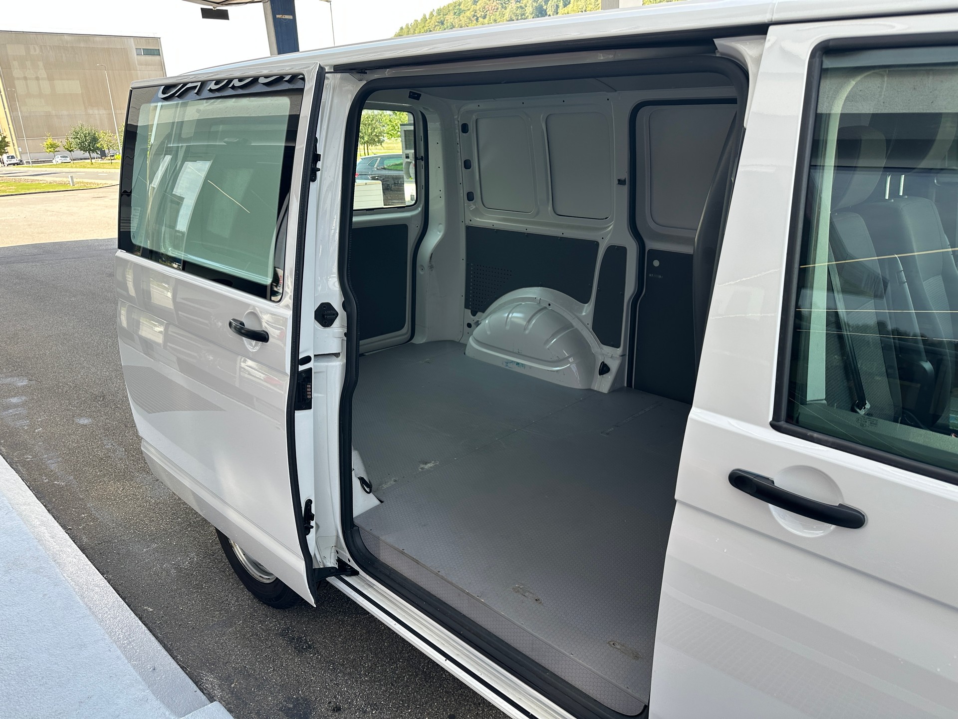 VW T6.1 2.0 TDI DSG-image-4