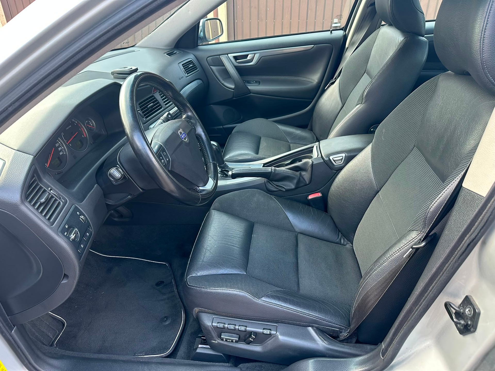 VOLVO S60 2.5T AWD Momentum-image-10