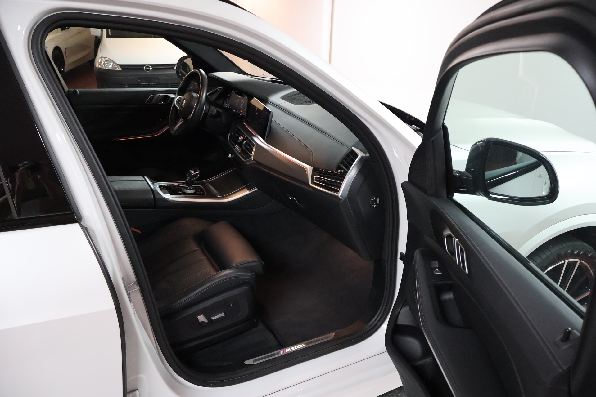BMW X5 xDrive M50i Steptronic-image-14