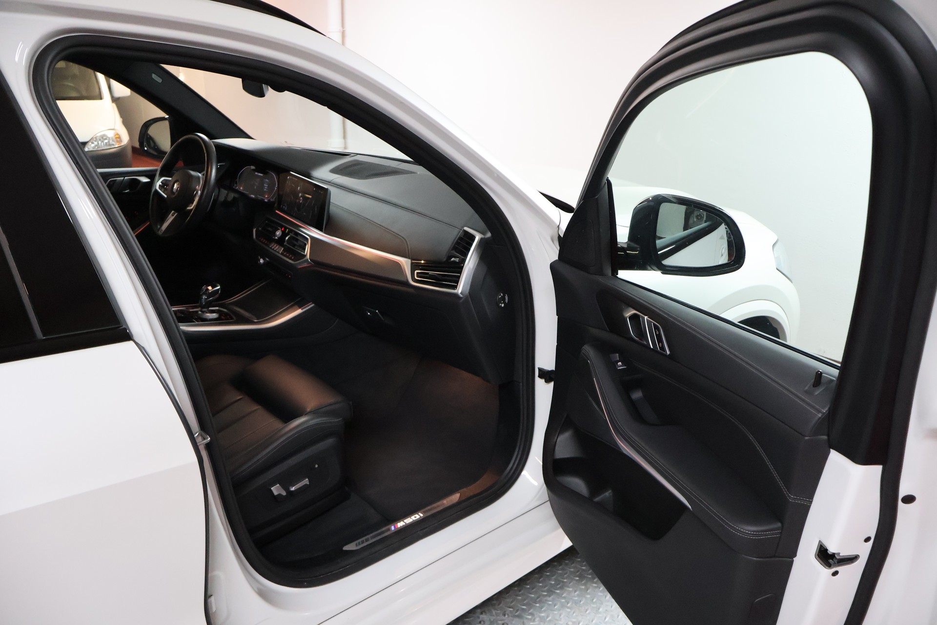 BMW X5 xDrive M50i Steptronic-image-15