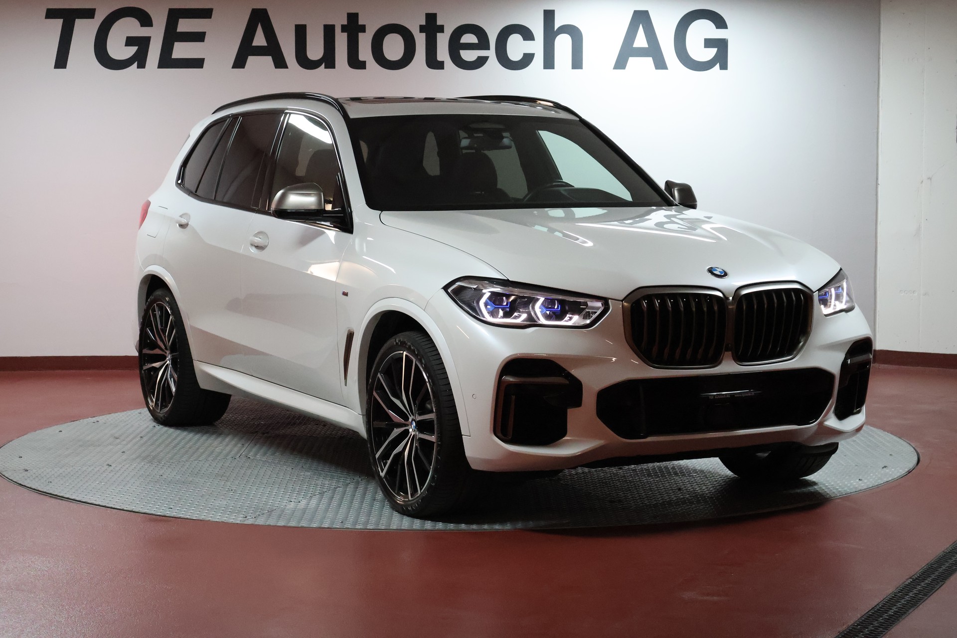 BMW X5 xDrive M50i Steptronic-image-2