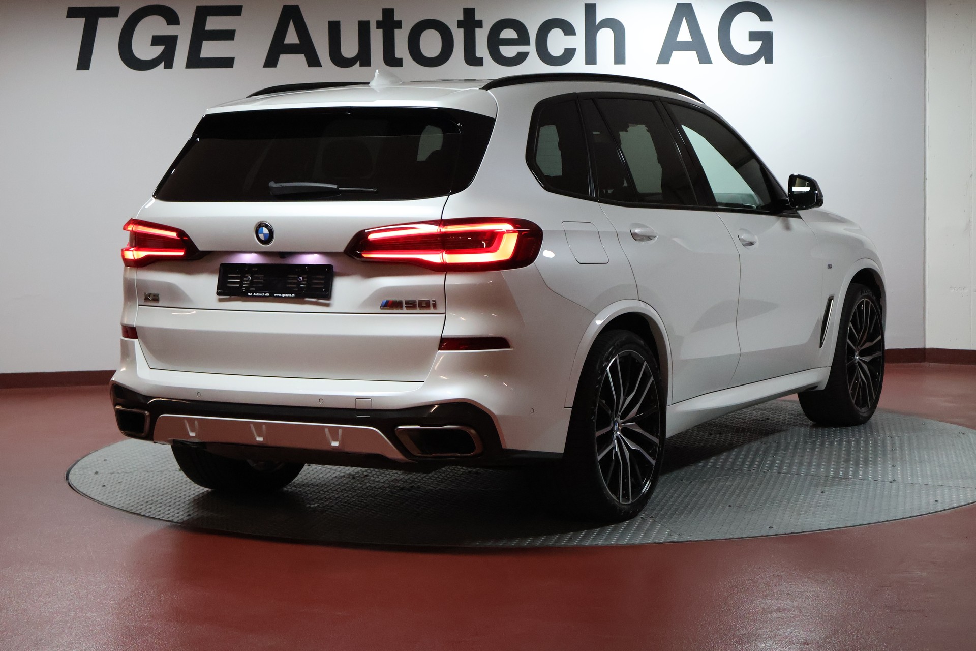 BMW X5 xDrive M50i Steptronic-image-21