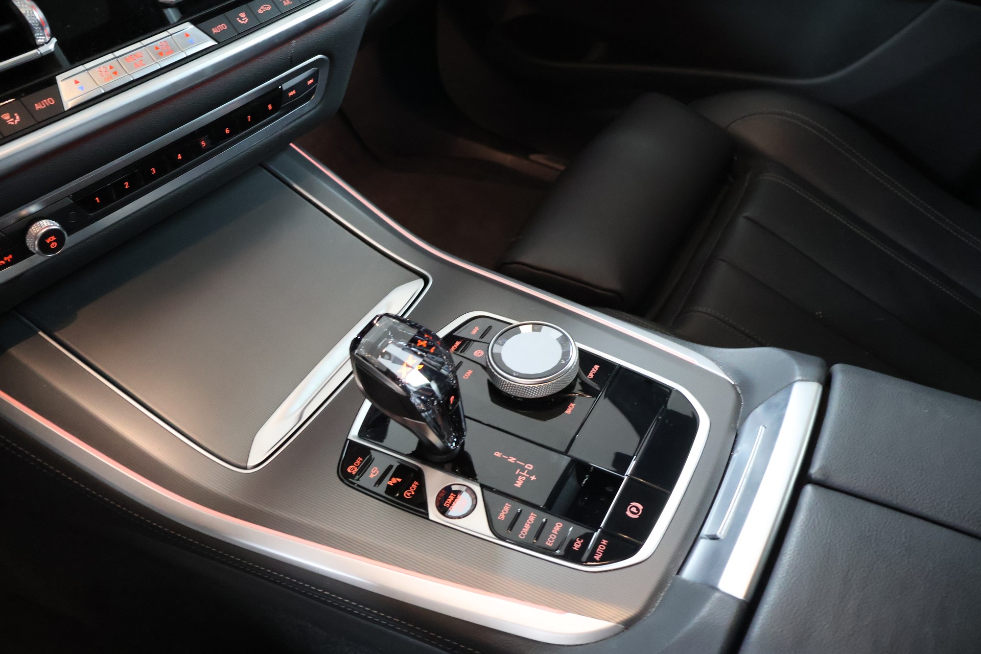 BMW X5 xDrive M50i Steptronic-image-12