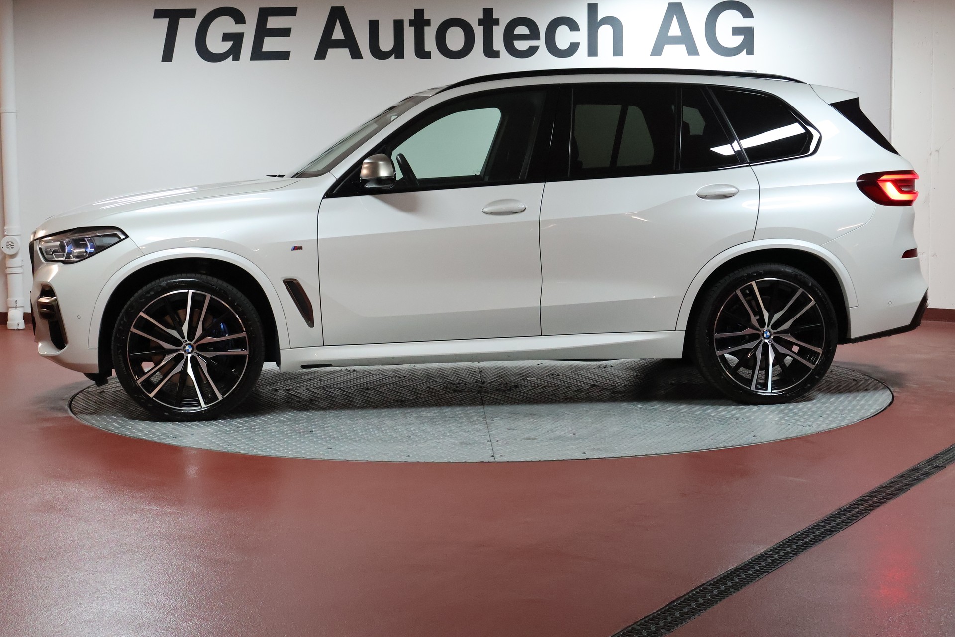 BMW X5 xDrive M50i Steptronic-image-3