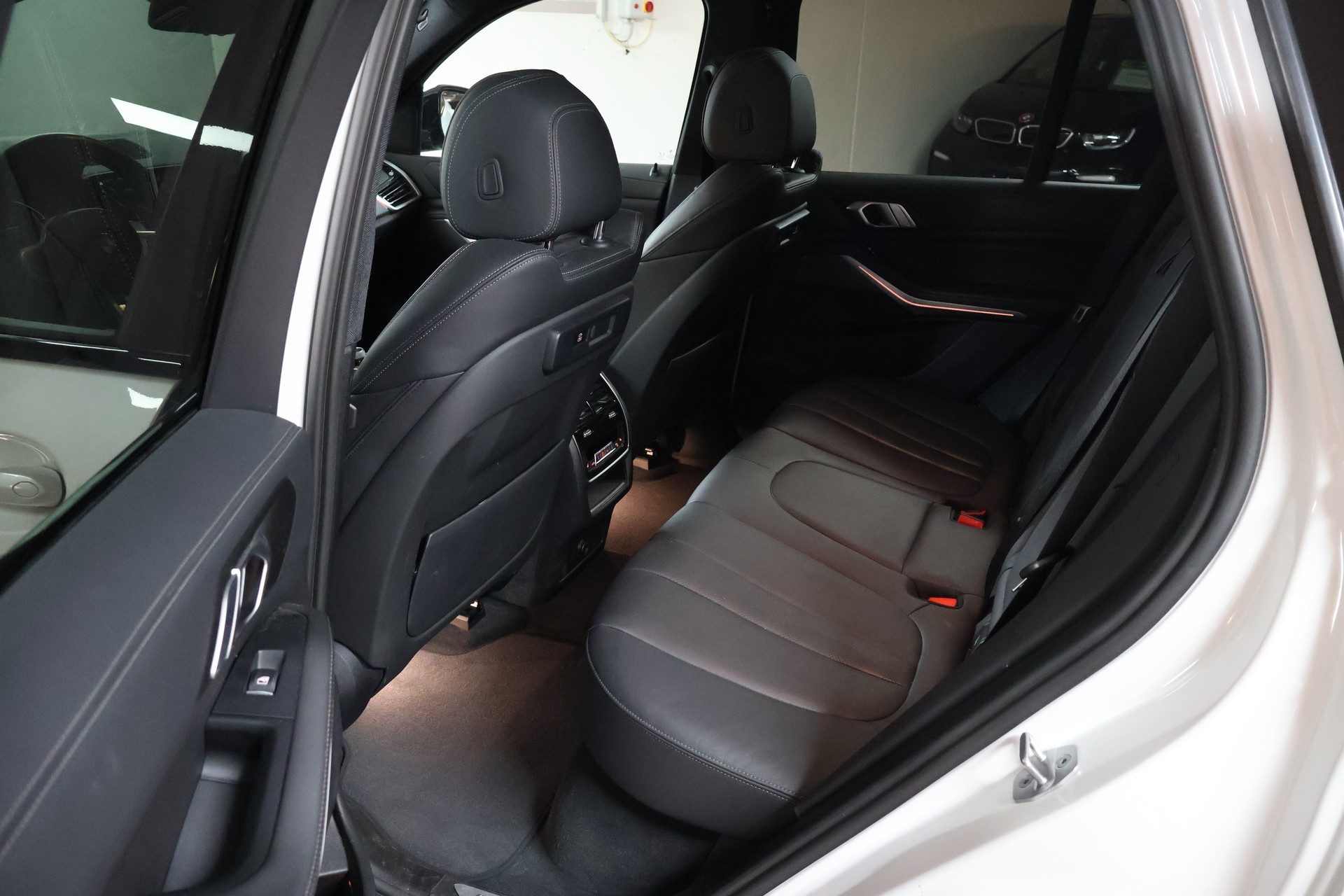 BMW X5 xDrive M50i Steptronic-image-18