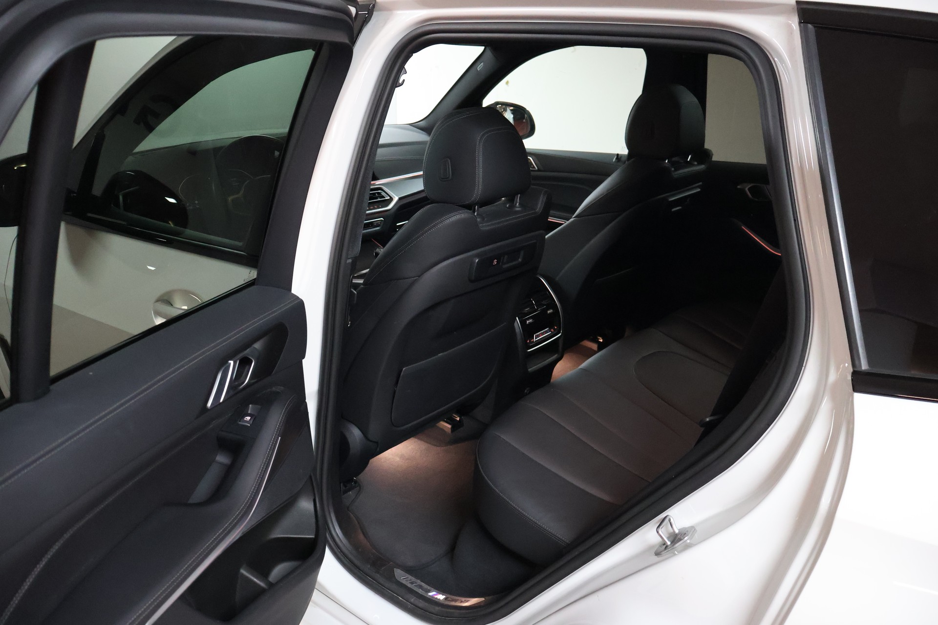 BMW X5 xDrive M50i Steptronic-image-17
