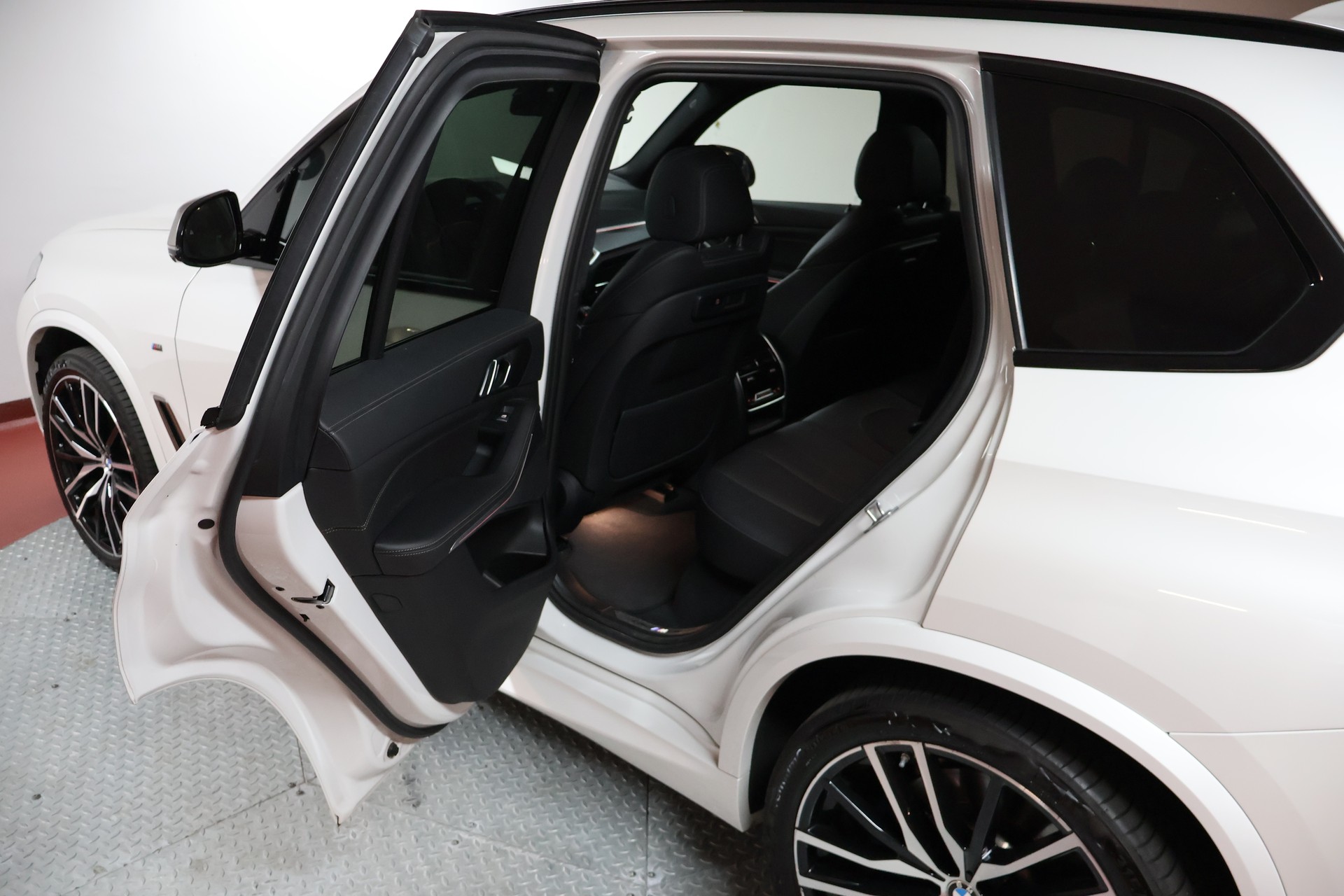 BMW X5 xDrive M50i Steptronic-image-16