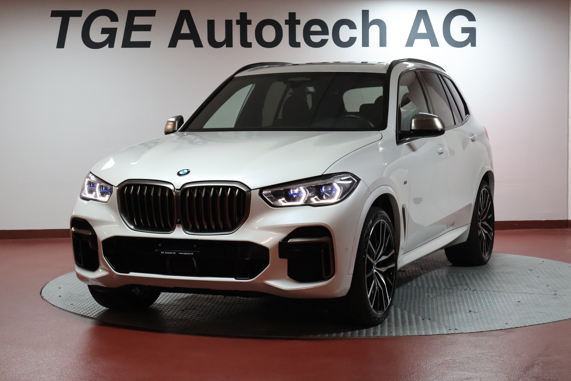 BMW X5 xDrive M50i Steptronic-image-0