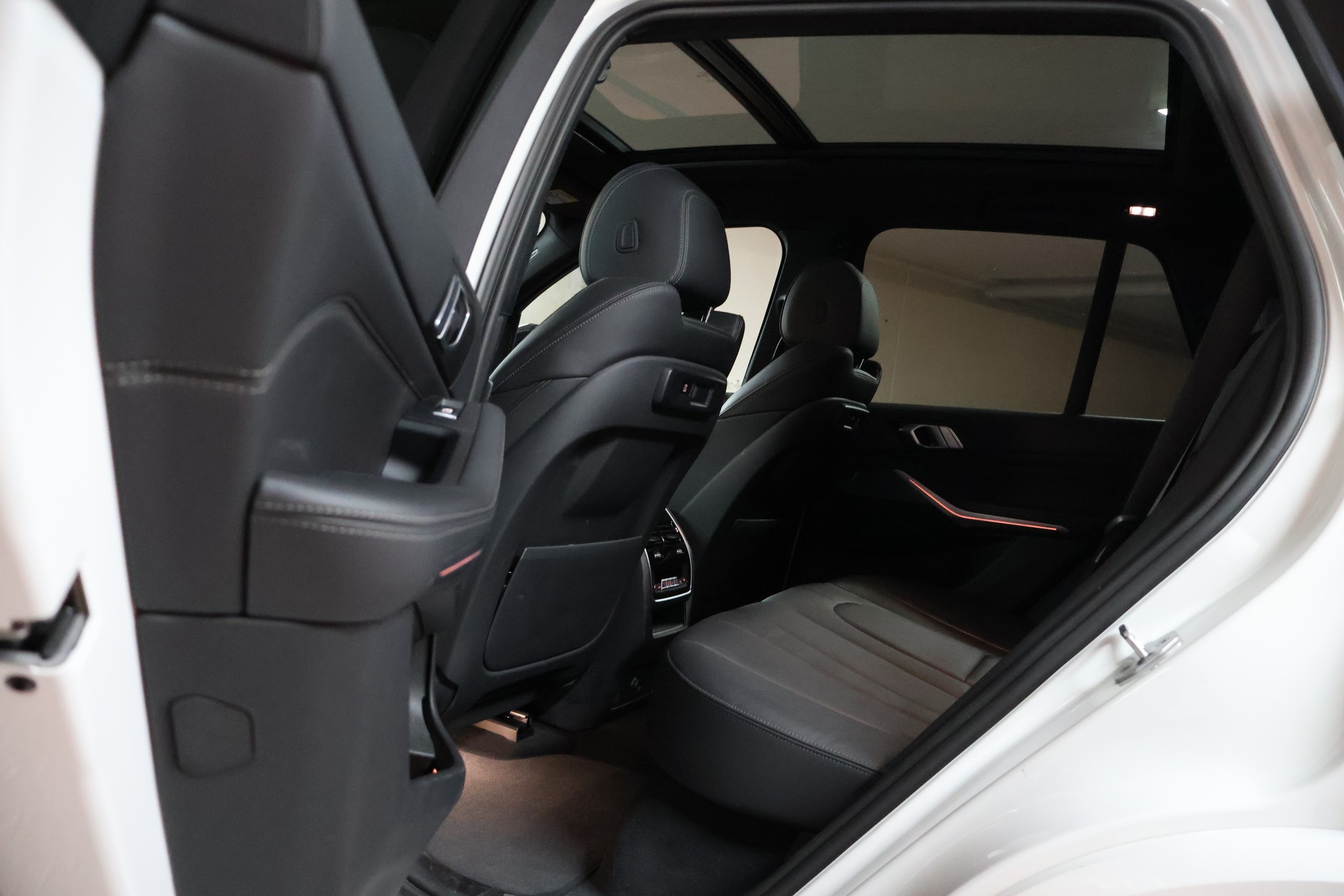 BMW X5 xDrive M50i Steptronic-image-19
