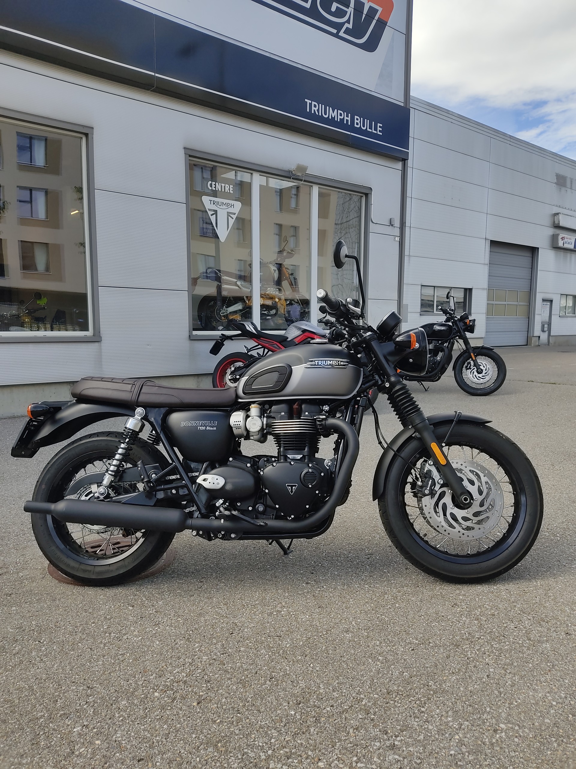 TRIUMPH Bonneville T120 Black-showroom-element-1
