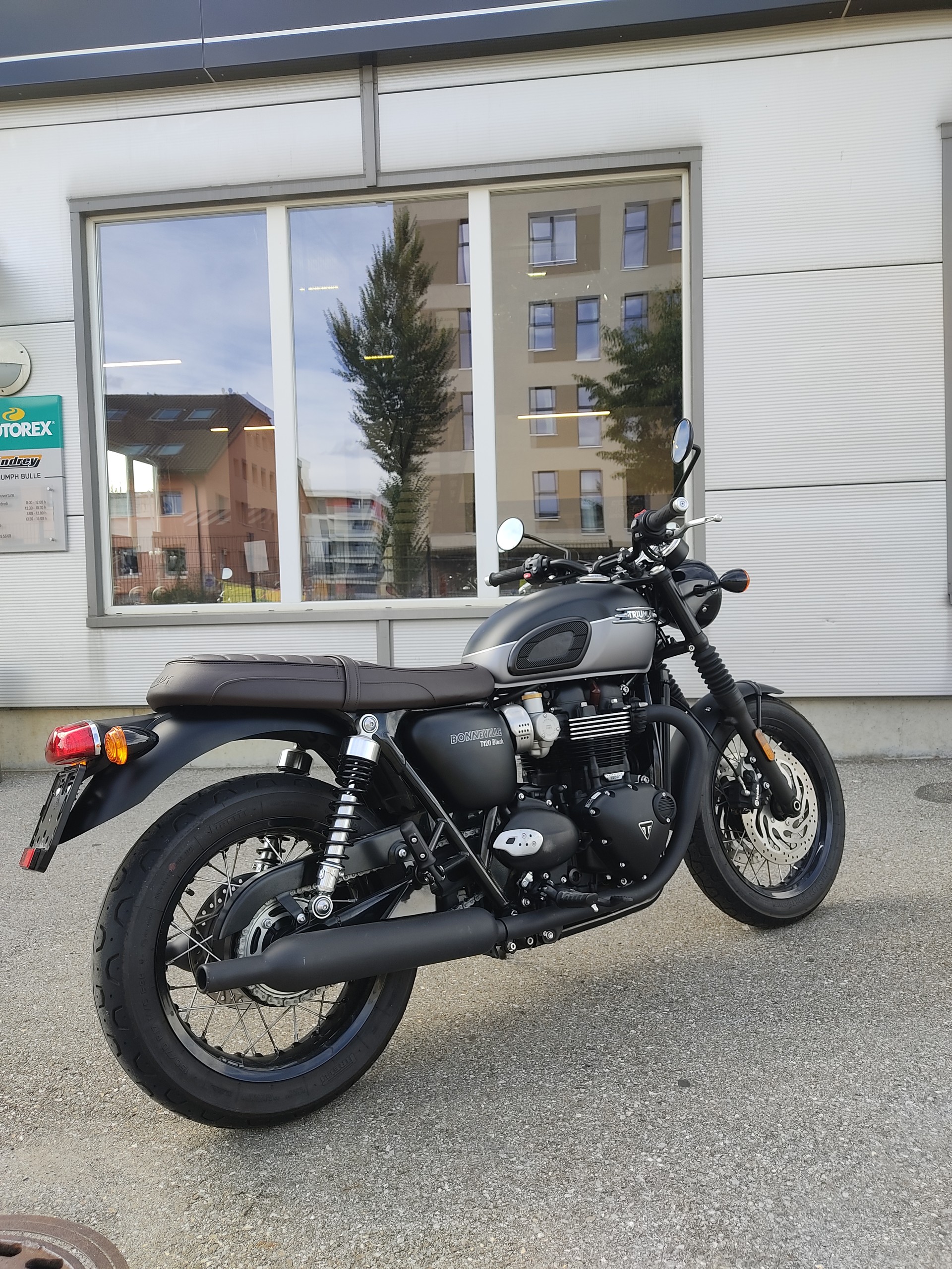 TRIUMPH Bonneville T120 Black-showroom-element-2