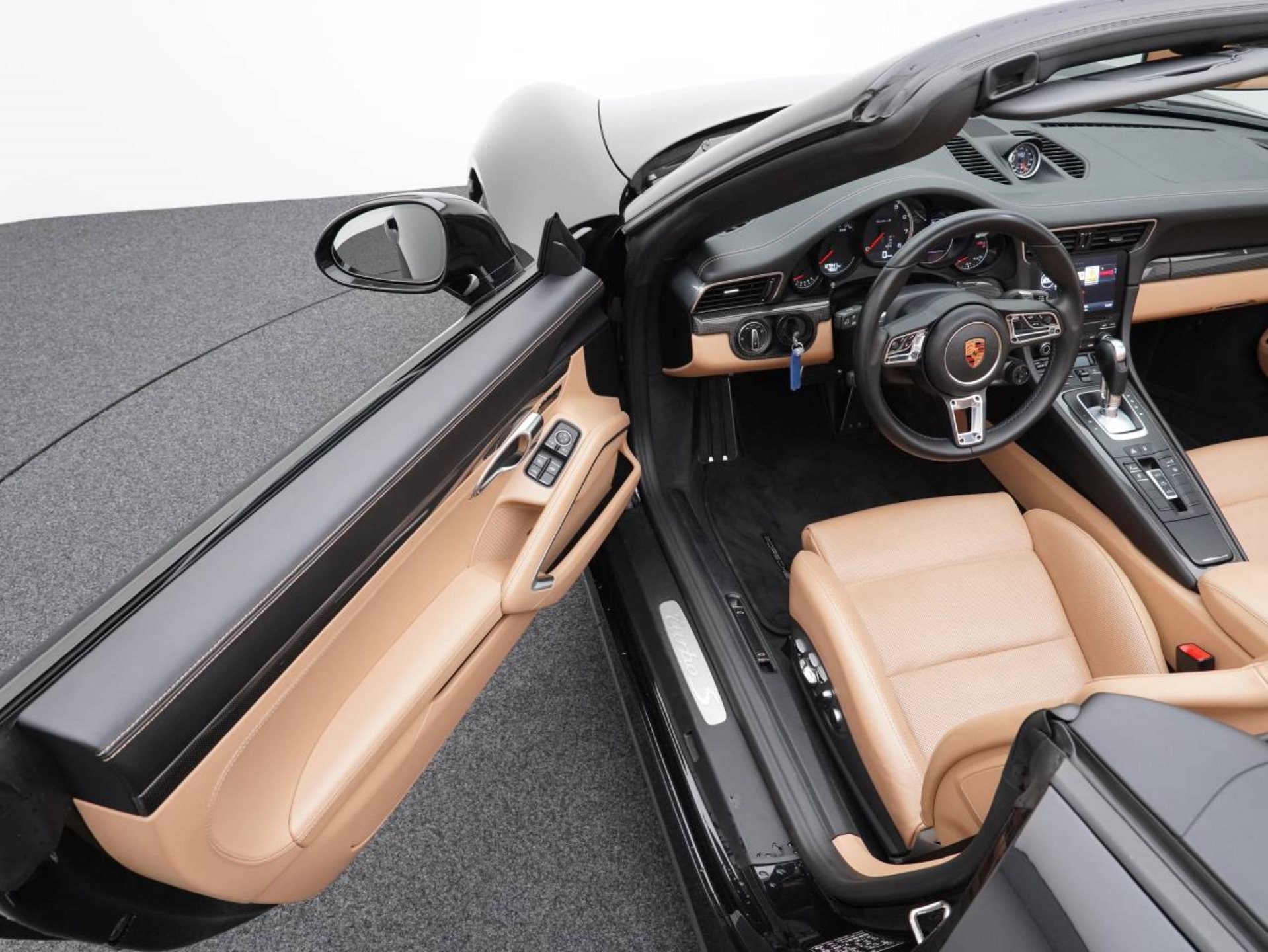 PORSCHE 911 Turbo S Cabriolet-image-3