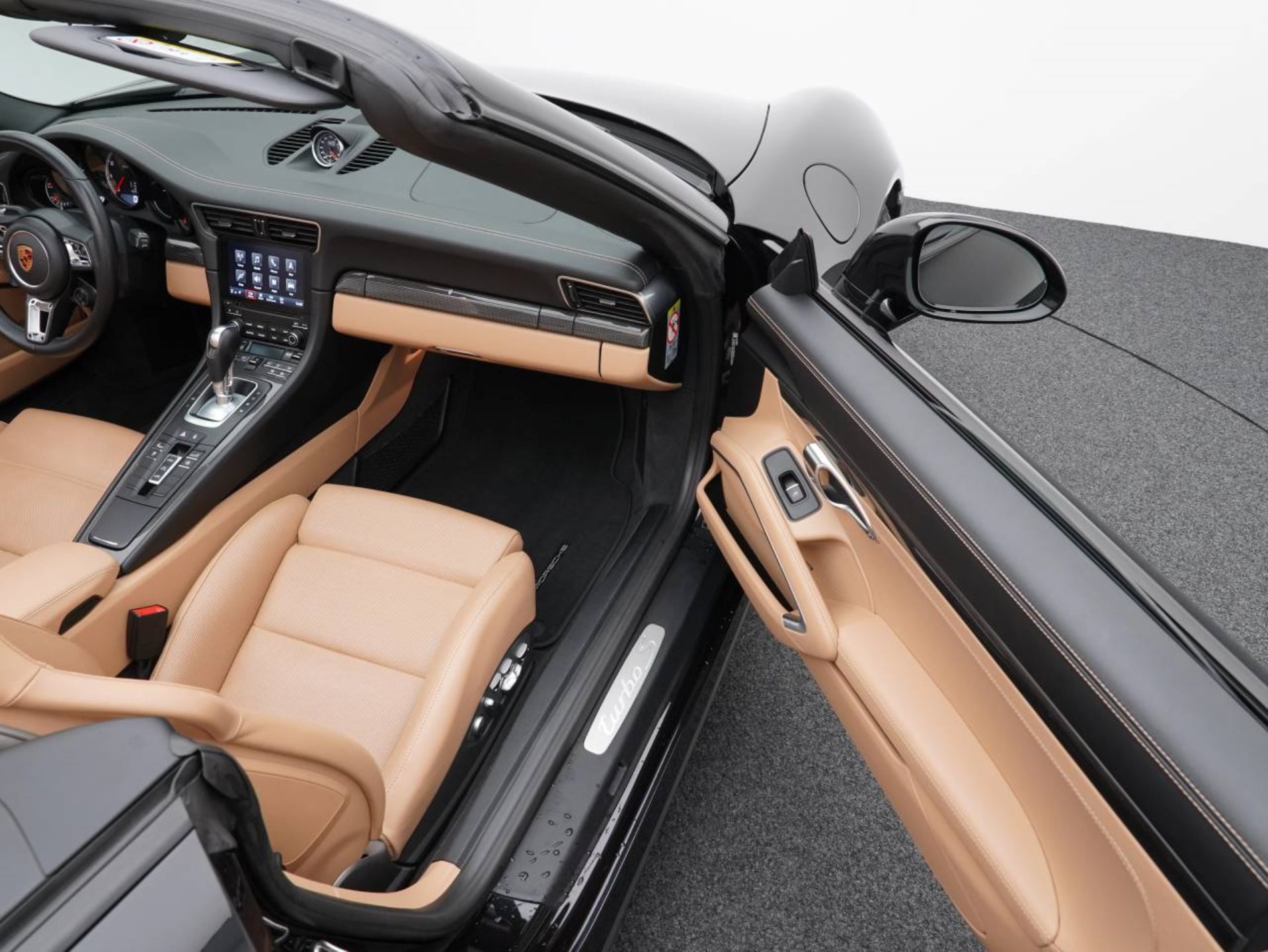PORSCHE 911 Turbo S Cabriolet-image-23