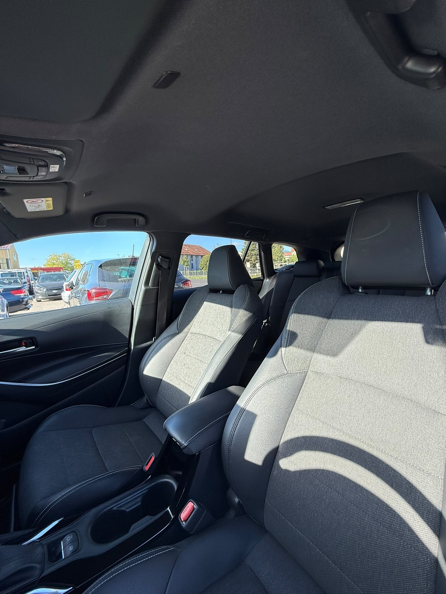 TOYOTA Corolla 1.8 HSD Comfort e- CVT-image-9