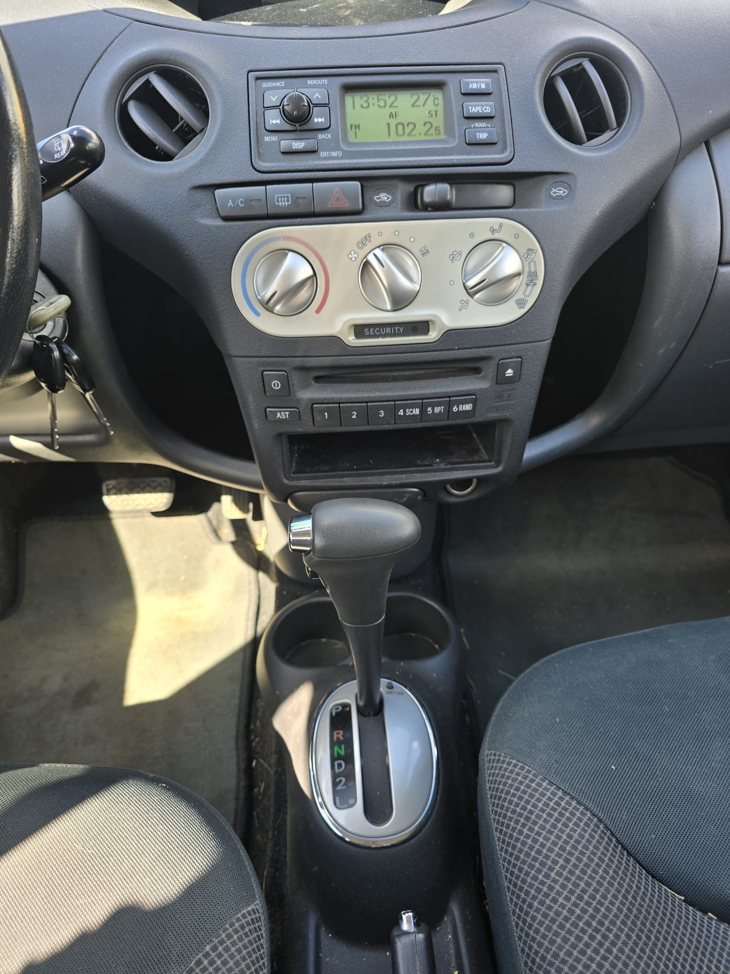 TOYOTA Yaris 1.3 Linea Sol-image-8