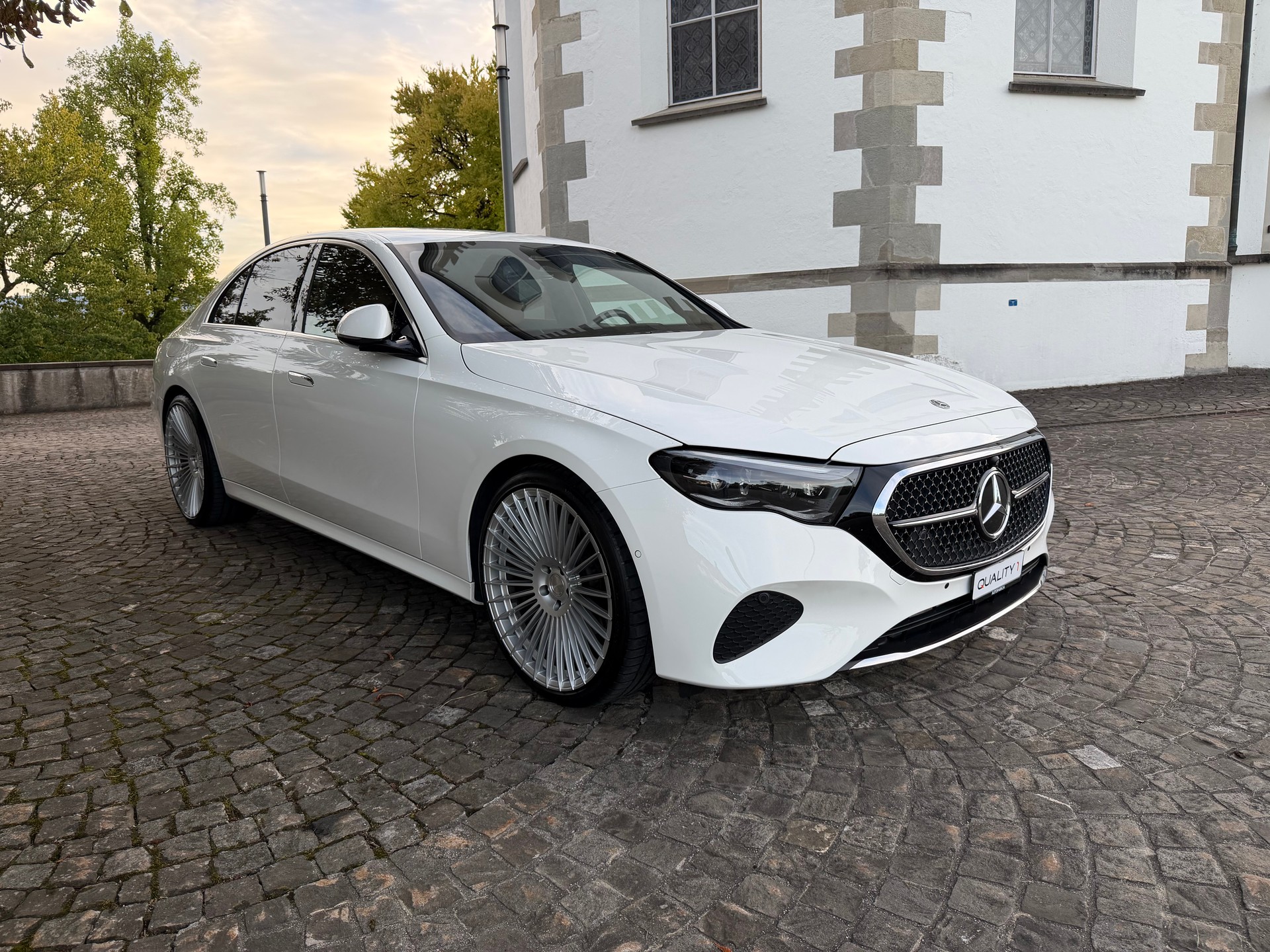 MERCEDES-BENZ E 220 d 4Matic 9G-Tronic / Ab MFK / Service gepflegt / 36 Mon. Garantie / 8 Fach/21 Zoll / Digital Light / Leder / MBUX / AHK-image-2