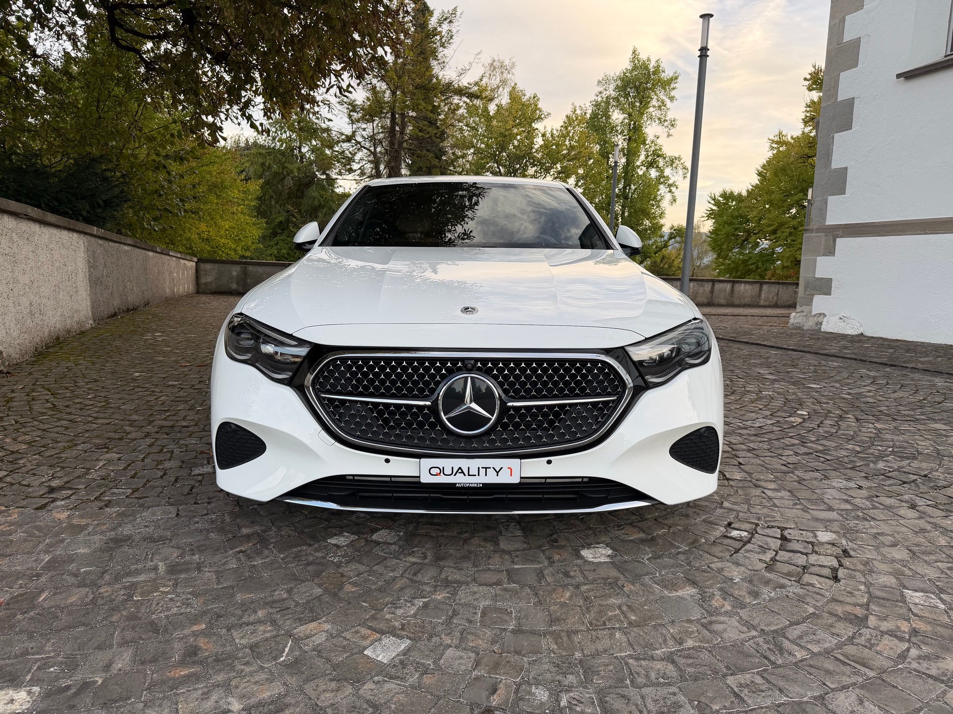 MERCEDES-BENZ E 220 d 4Matic 9G-Tronic / Ab MFK / Service gepflegt / 36 Mon. Garantie / 8 Fach/21 Zoll / Digital Light / Leder / MBUX / AHK-image-1